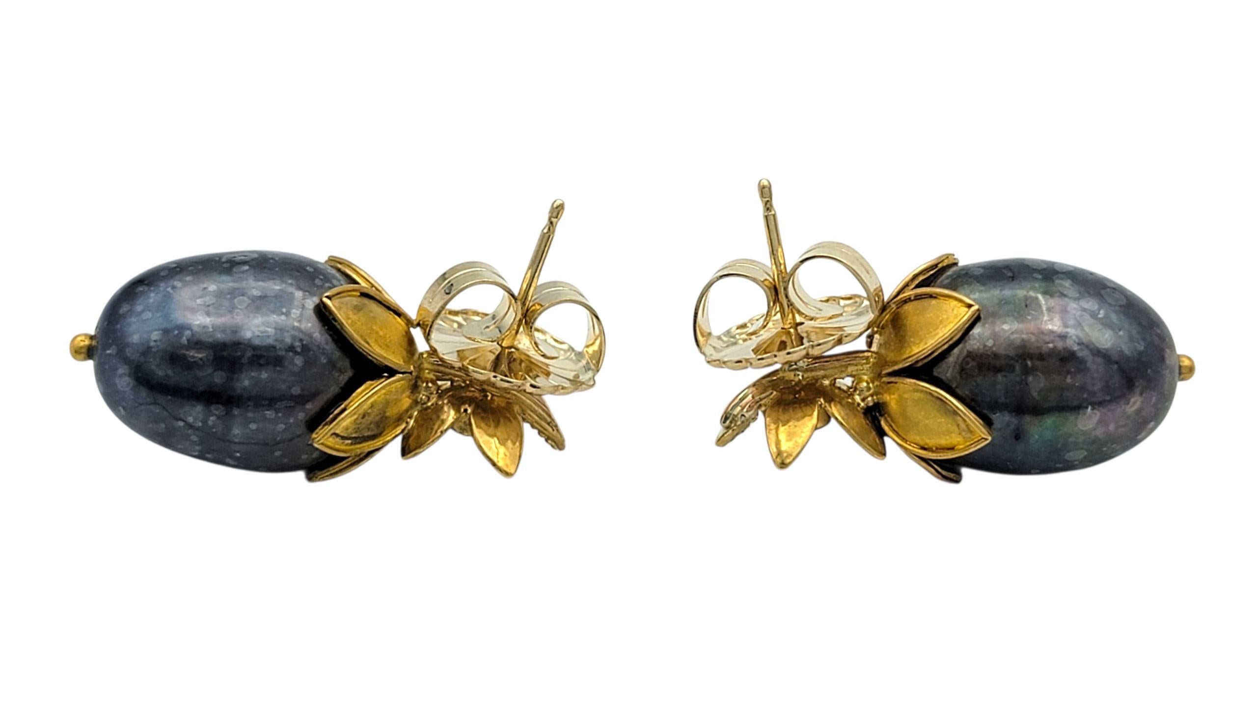 Taille ronde Boucles d'oreilles perles baroques noires et fleurs avec diamants chocolatés or 20 carats en vente