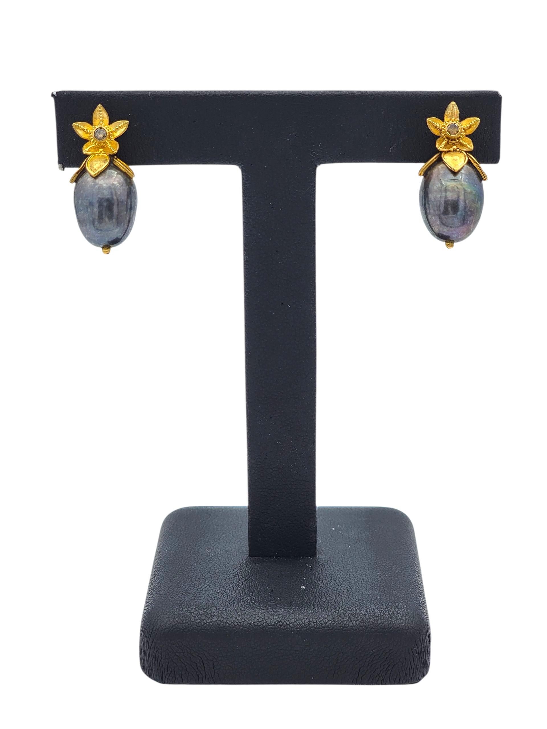 Boucles d'oreilles perles baroques noires et fleurs avec diamants chocolatés or 20 carats en vente 1