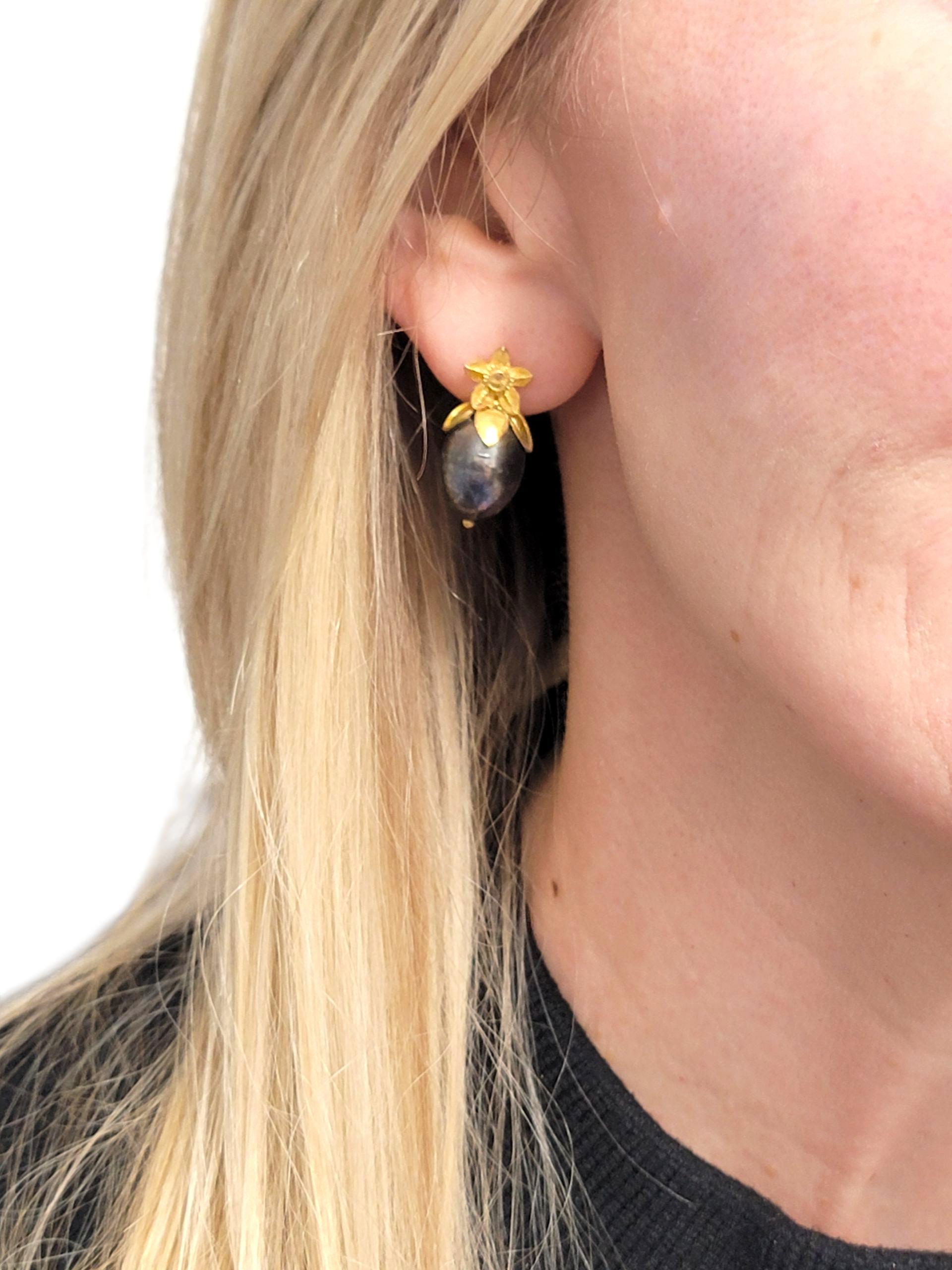 Boucles d'oreilles perles baroques noires et fleurs avec diamants chocolatés or 20 carats en vente 2