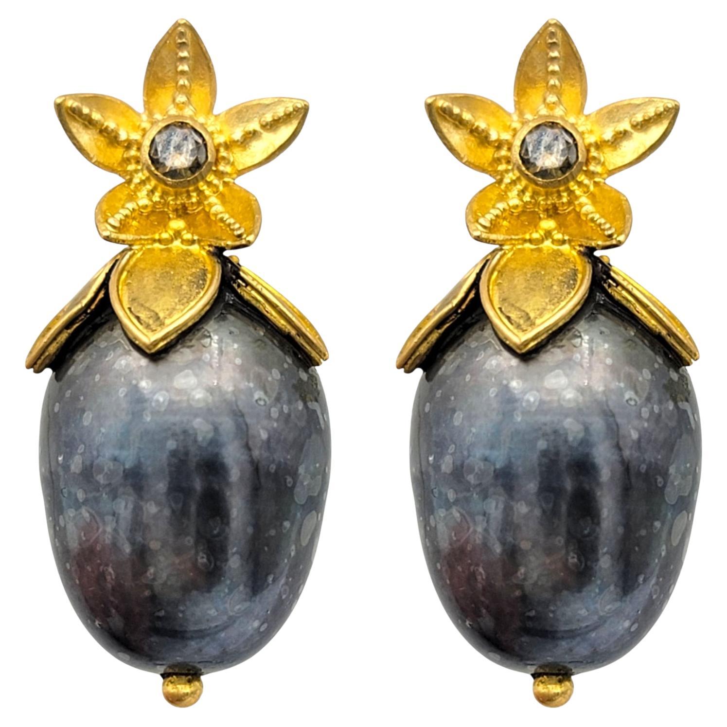 Boucles d
oreilles perles baroques noires et fleurs avec diamants chocolatés or 20 carats en vente