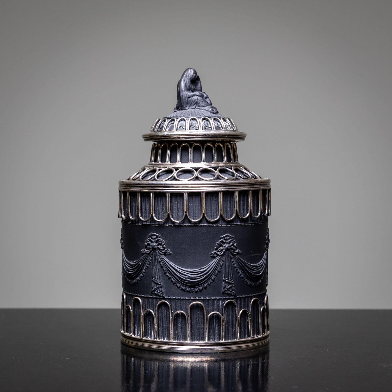 Schwarze Basalt-Teedose aus Basalt, 1. Hälfte des 19. Jahrhunderts im Zustand „Gut“ im Angebot in Greding, DE