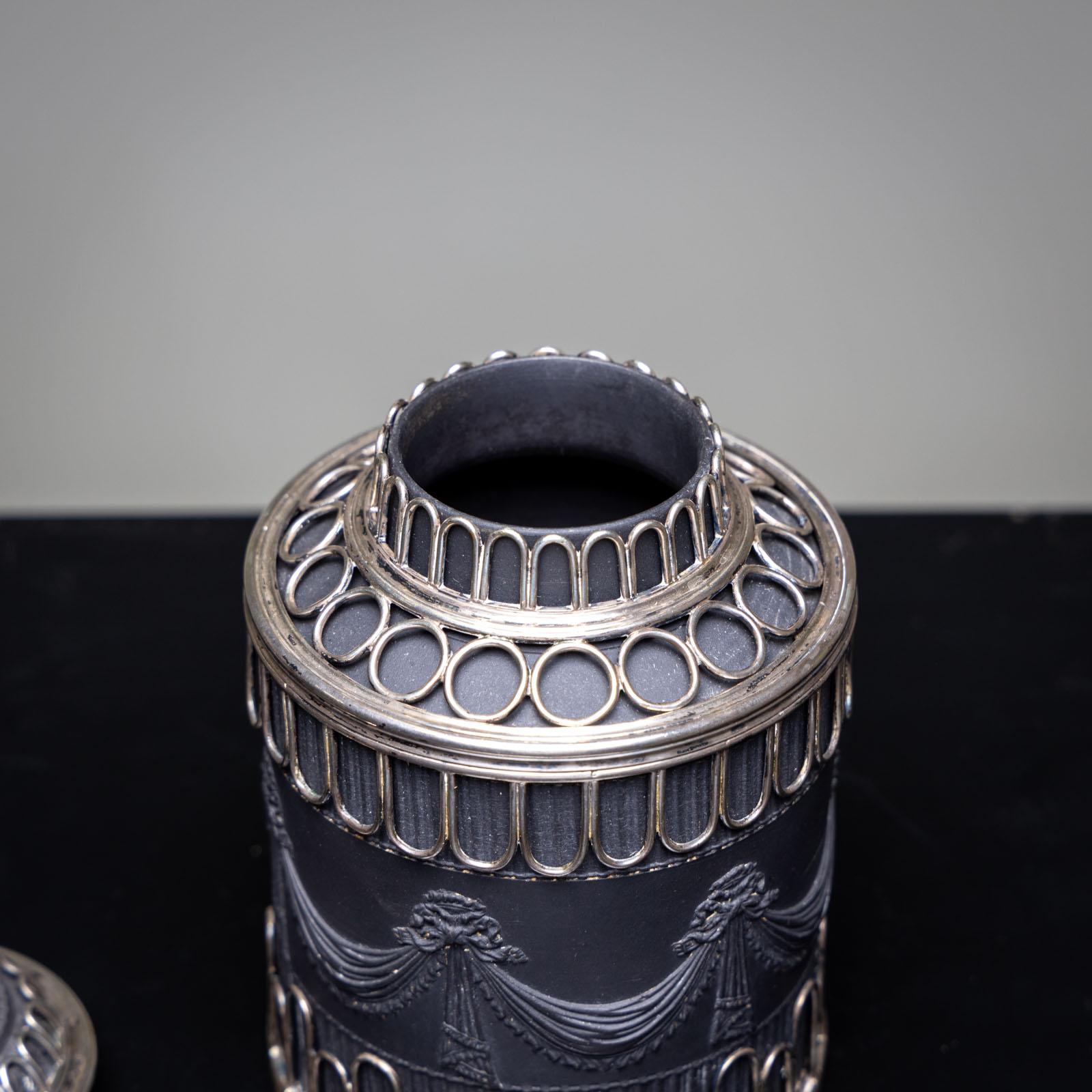 Schwarze Basalt-Teedose aus Basalt, 1. Hälfte des 19. Jahrhunderts (Silber) im Angebot
