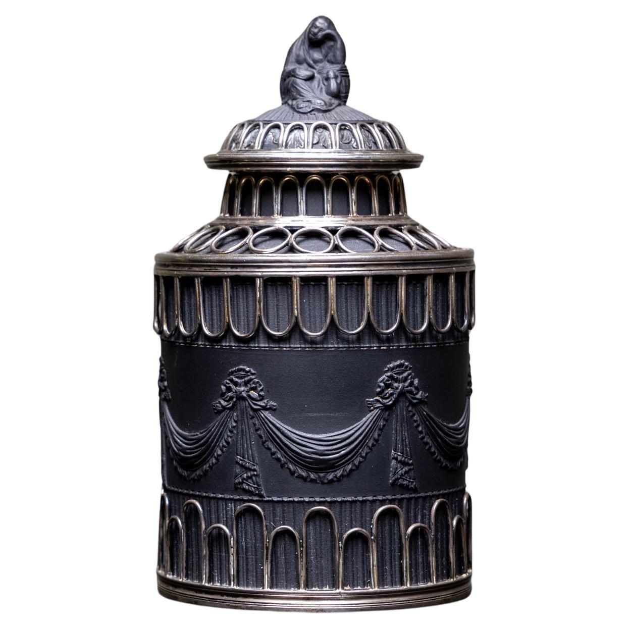 Schwarze Basalt-Teedose aus Basalt, 1. Hälfte des 19. Jahrhunderts im Angebot