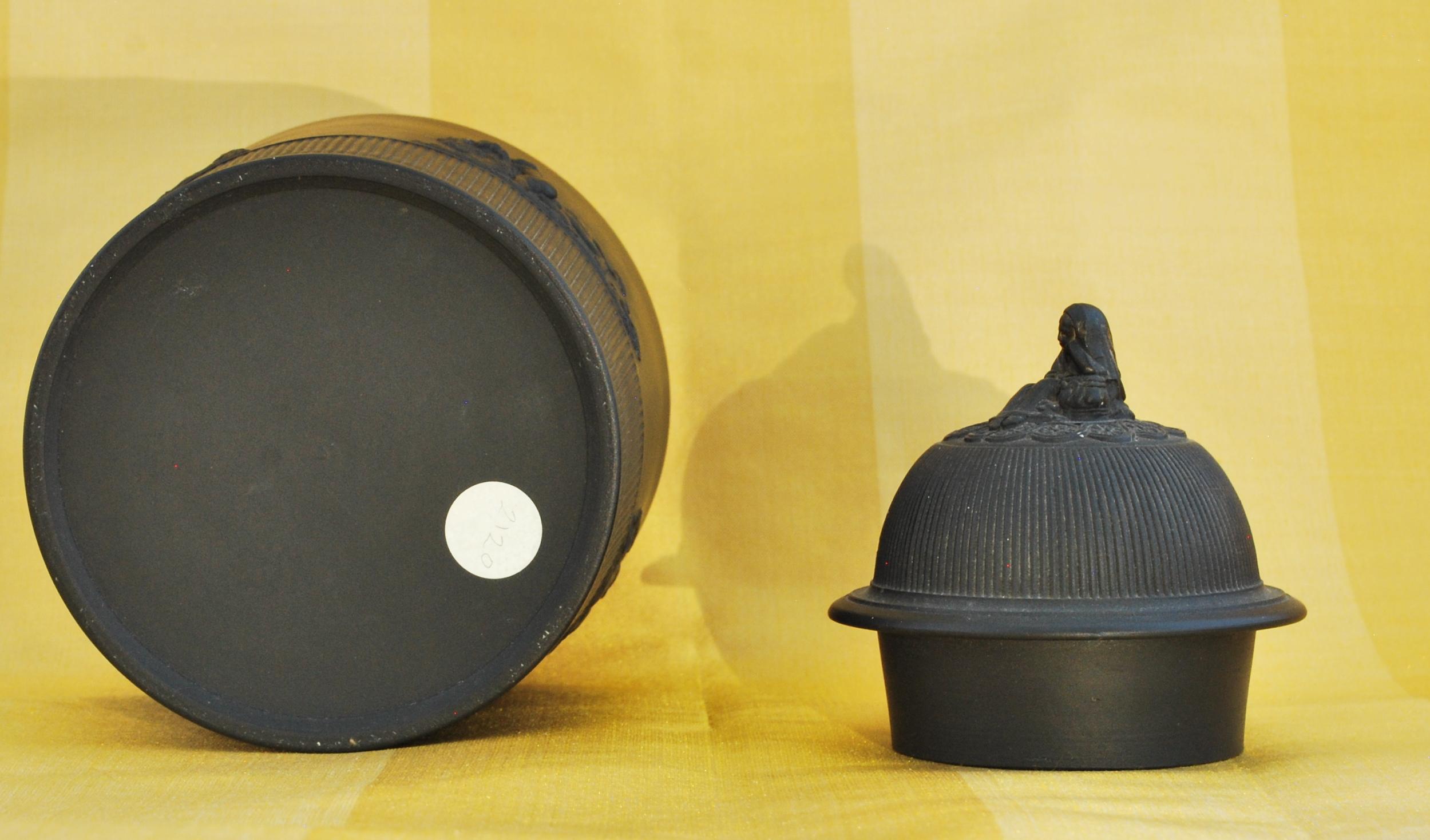 Schwarzer schwarzer Basalt-Teekanister mit applizierter Dekoration, Mayer, um 1790 im Zustand „Hervorragend“ im Angebot in Melbourne, Victoria