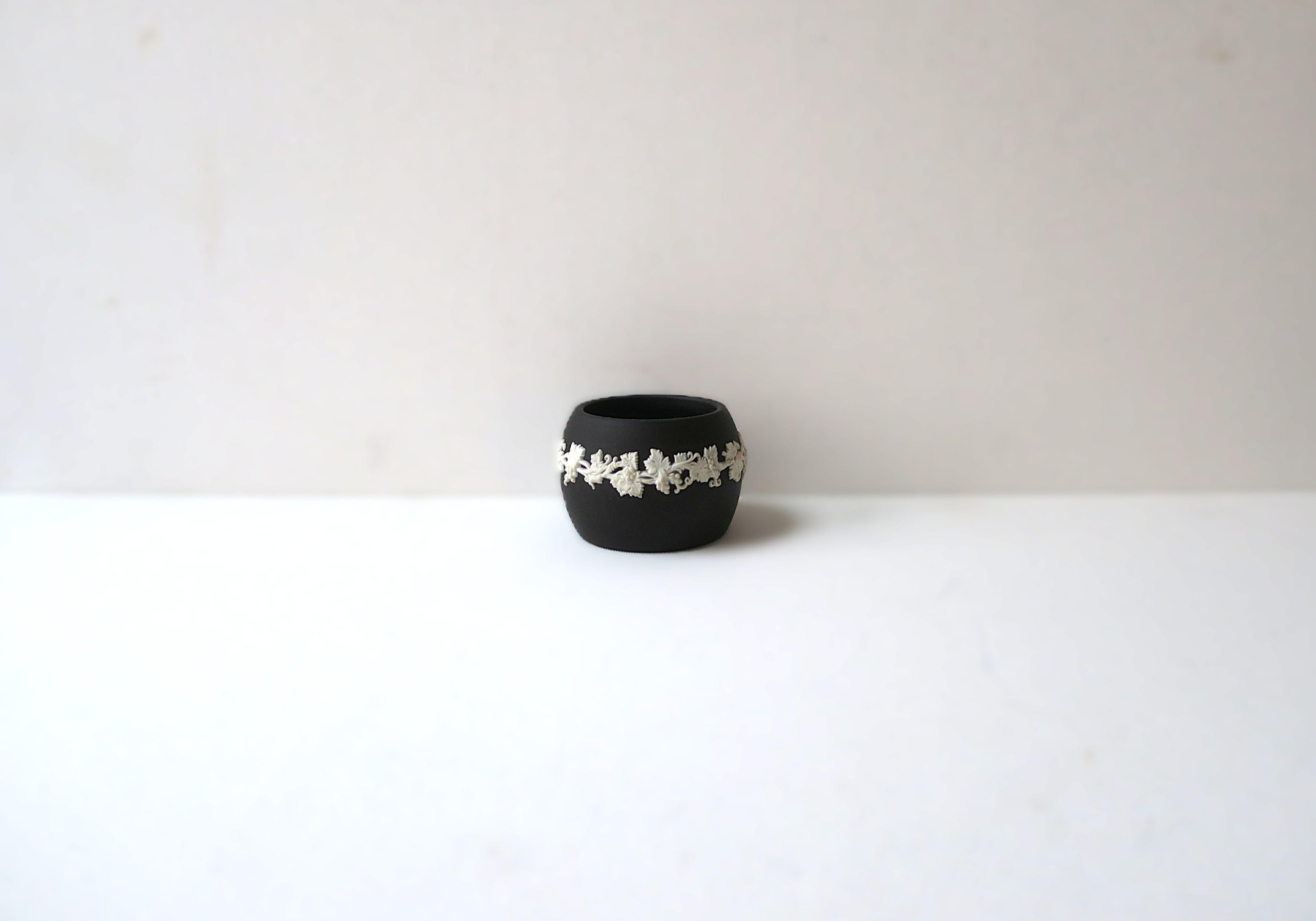 Black Basalt Wedgwood Jewelry Vessel Neoclassical In Excellent Condition For Sale In New York, NY