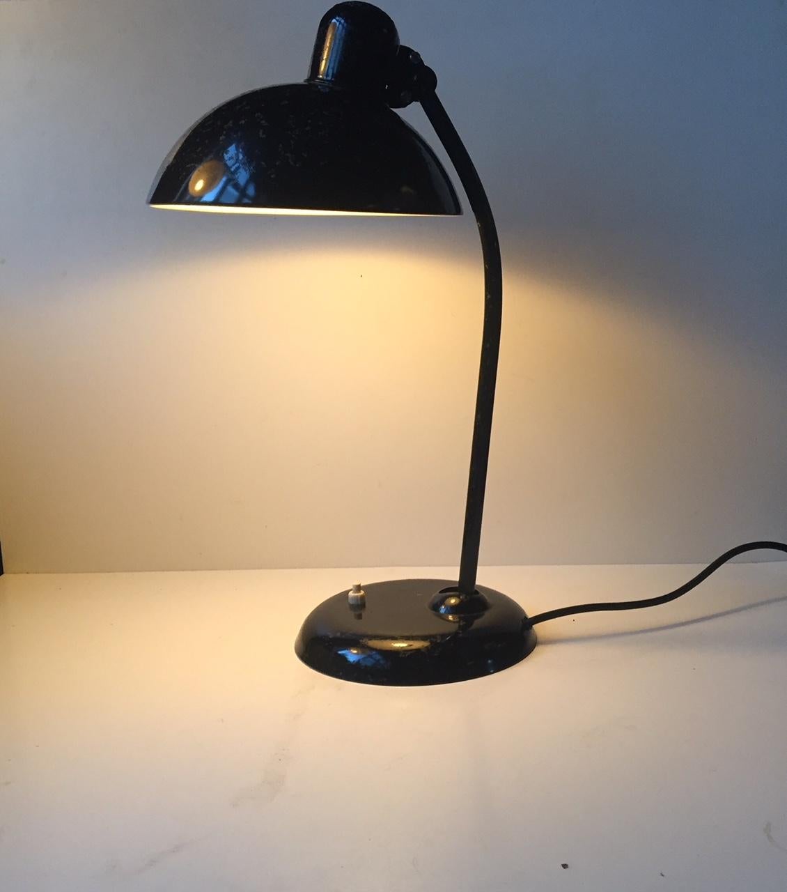 Allemand Lampe de bureau Bauhaus noire de Christian Dell pour Kaiser Idell, Allemagne, années 1930 en vente