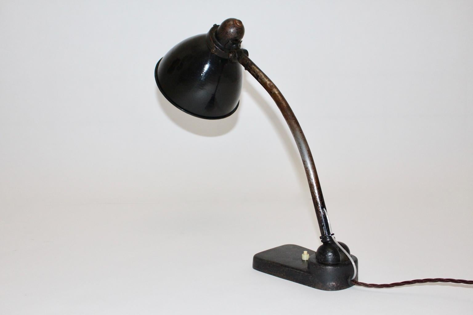 Lampe de bureau Bauhaus noire, Allemagne, années 1930 Bon état - En vente à Vienna, AT
