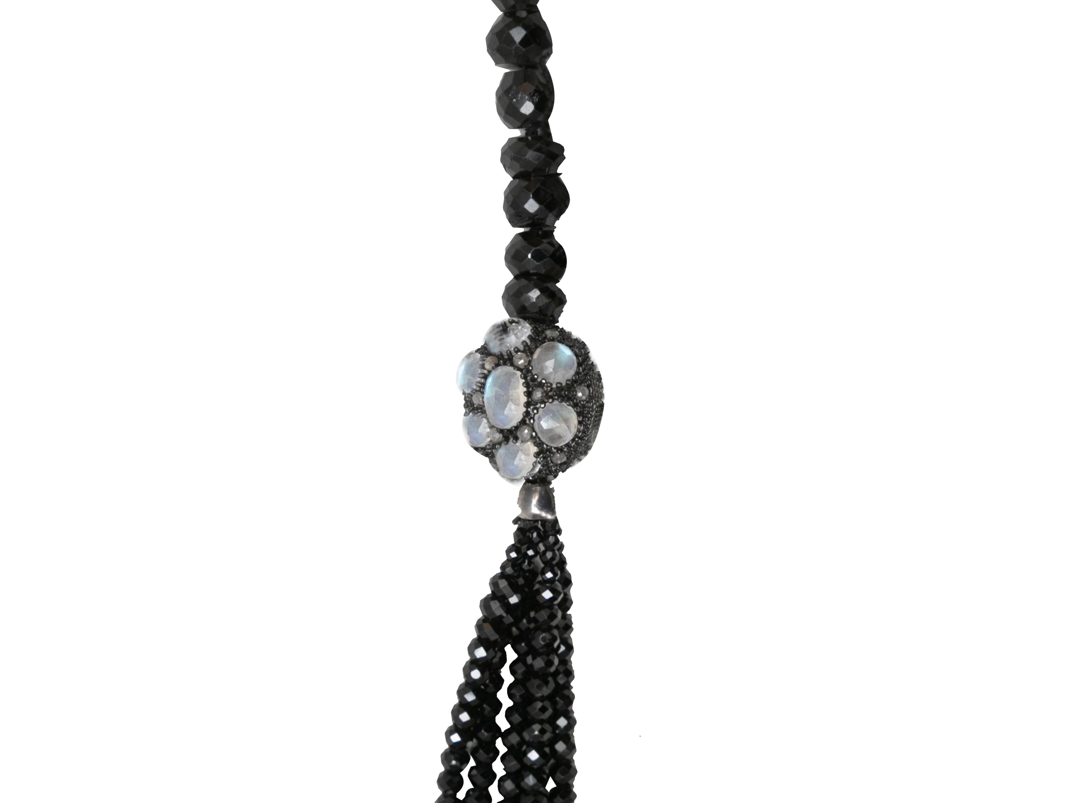 Collana di onice nero e pietra di luna multicolore di Bavna. Chiusura a moschettone. Larghezza 1