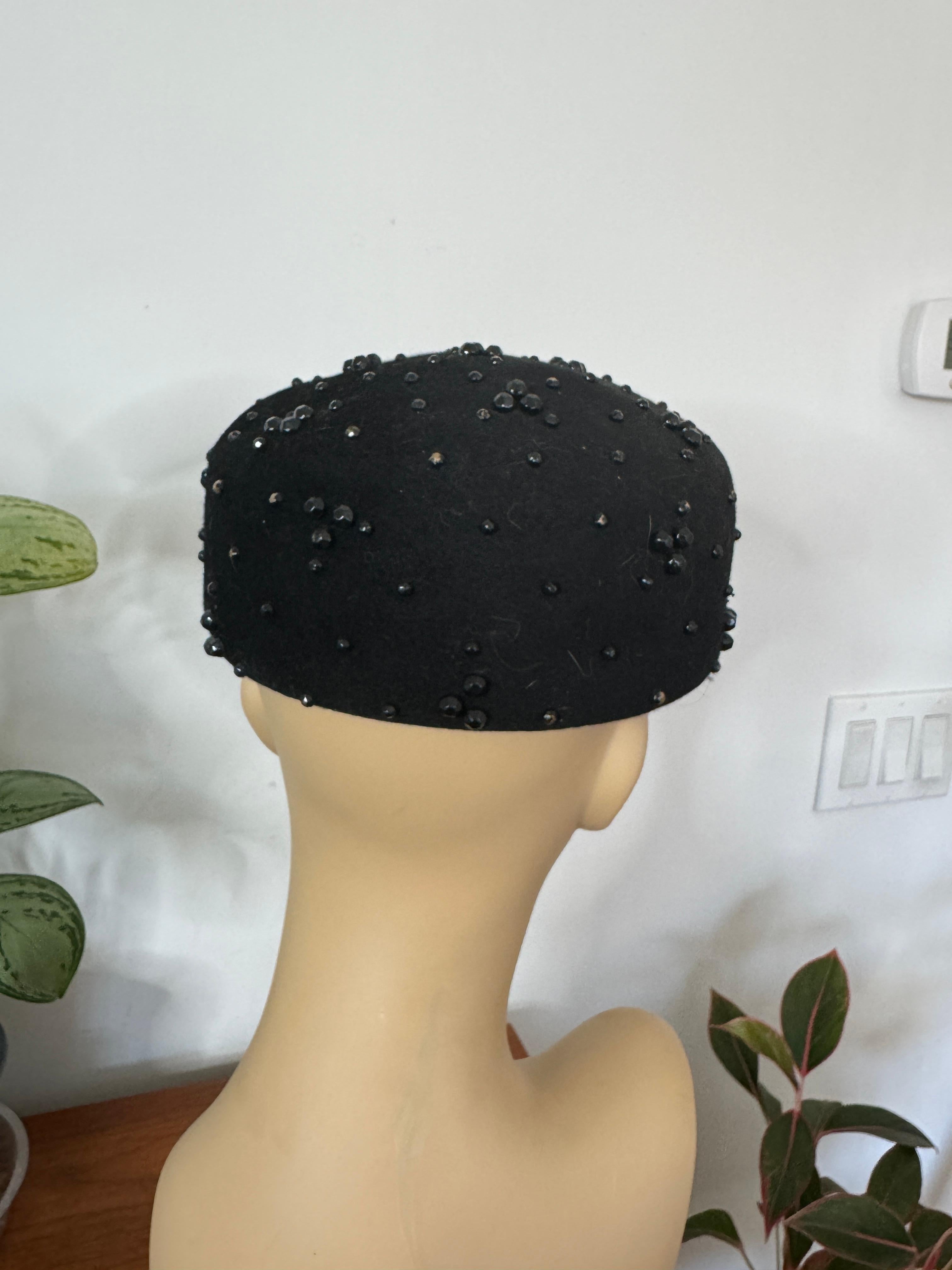 Adolfo Pillbox - Chapeau en laine noir perlé, vintage, années 1960 en vente 5