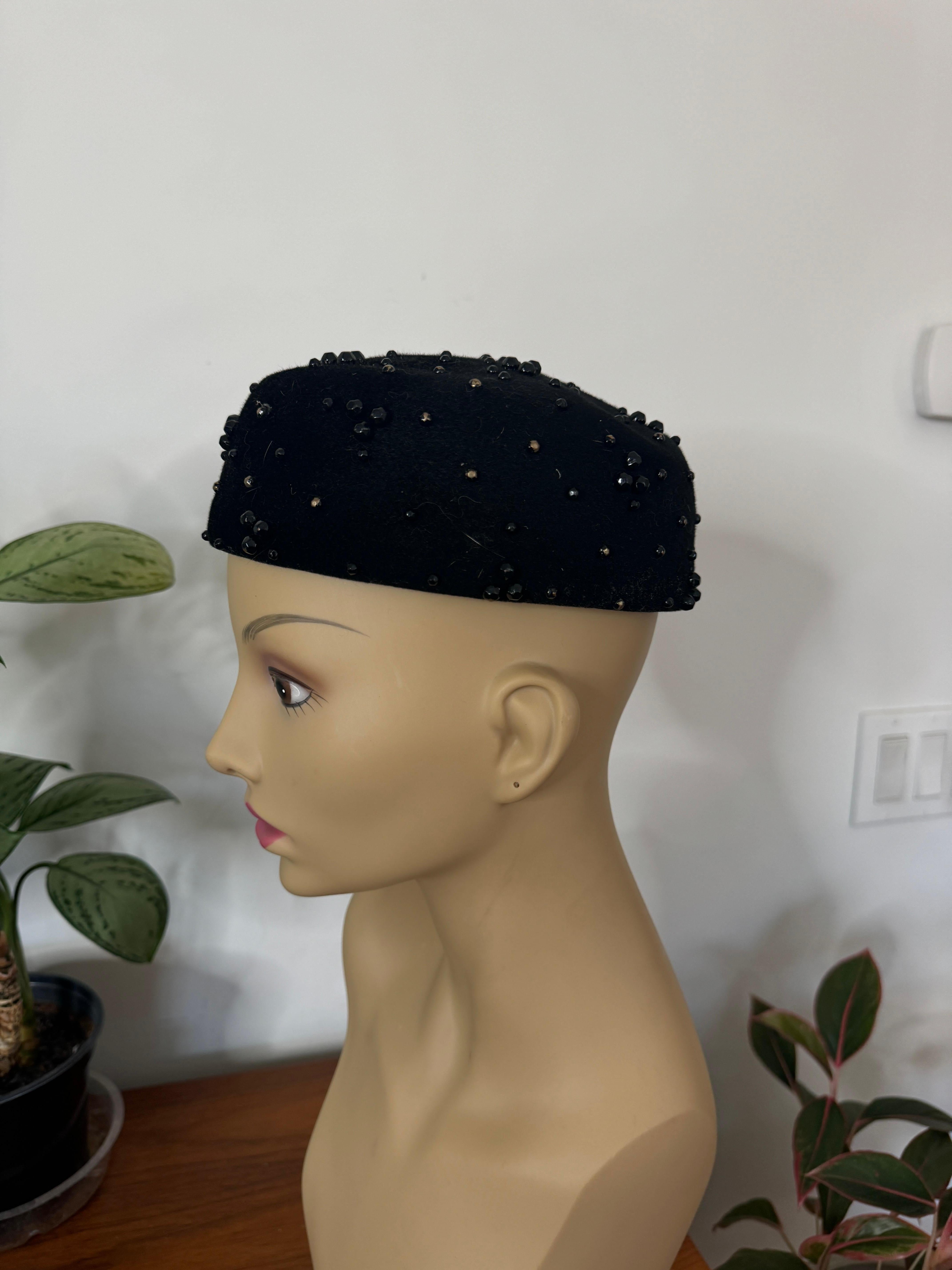Adolfo Pillbox - Chapeau en laine noir perlé, vintage, années 1960 en vente 2