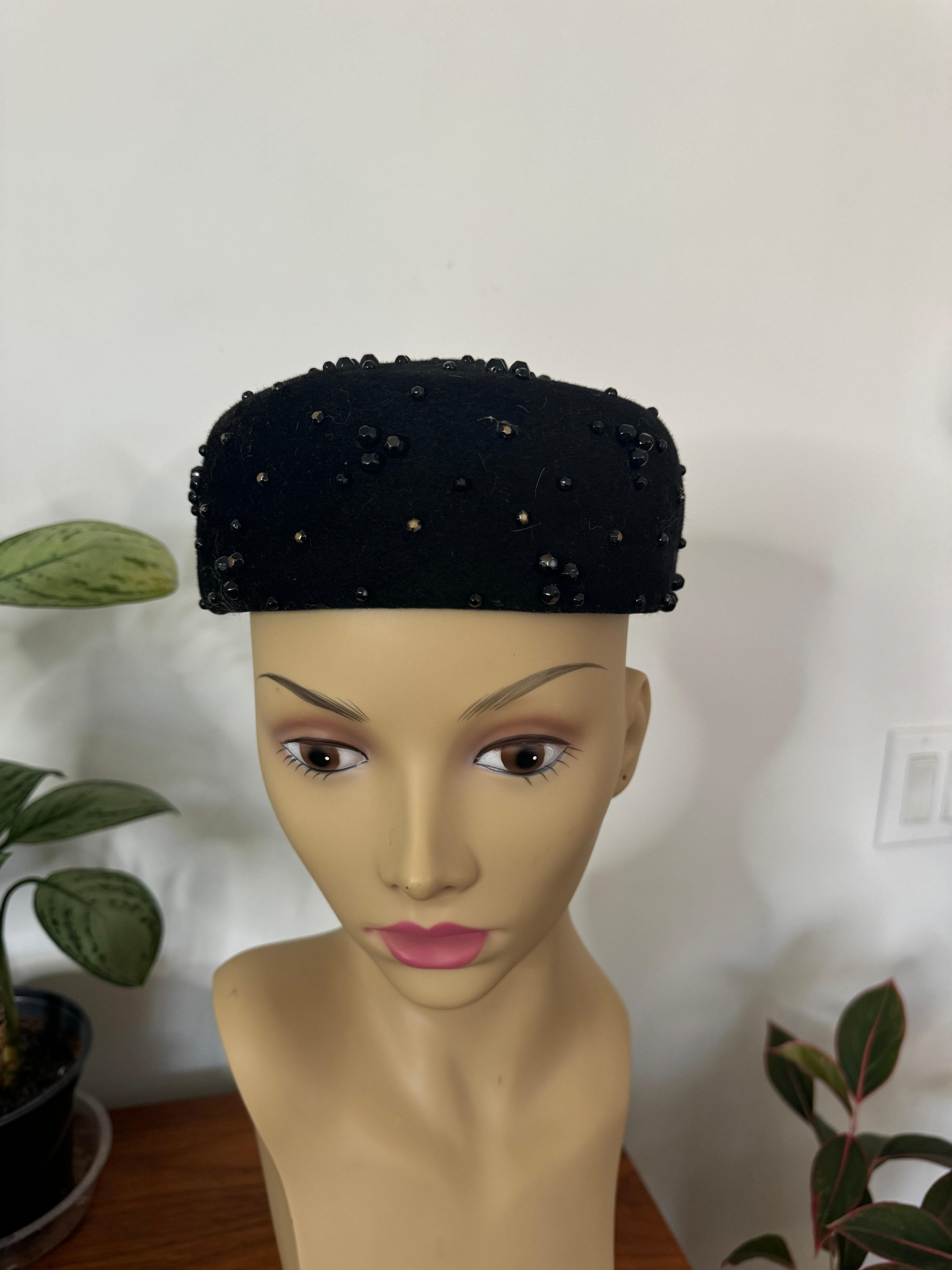 Adolfo Pillbox - Chapeau en laine noir perlé, vintage, années 1960 en vente 3