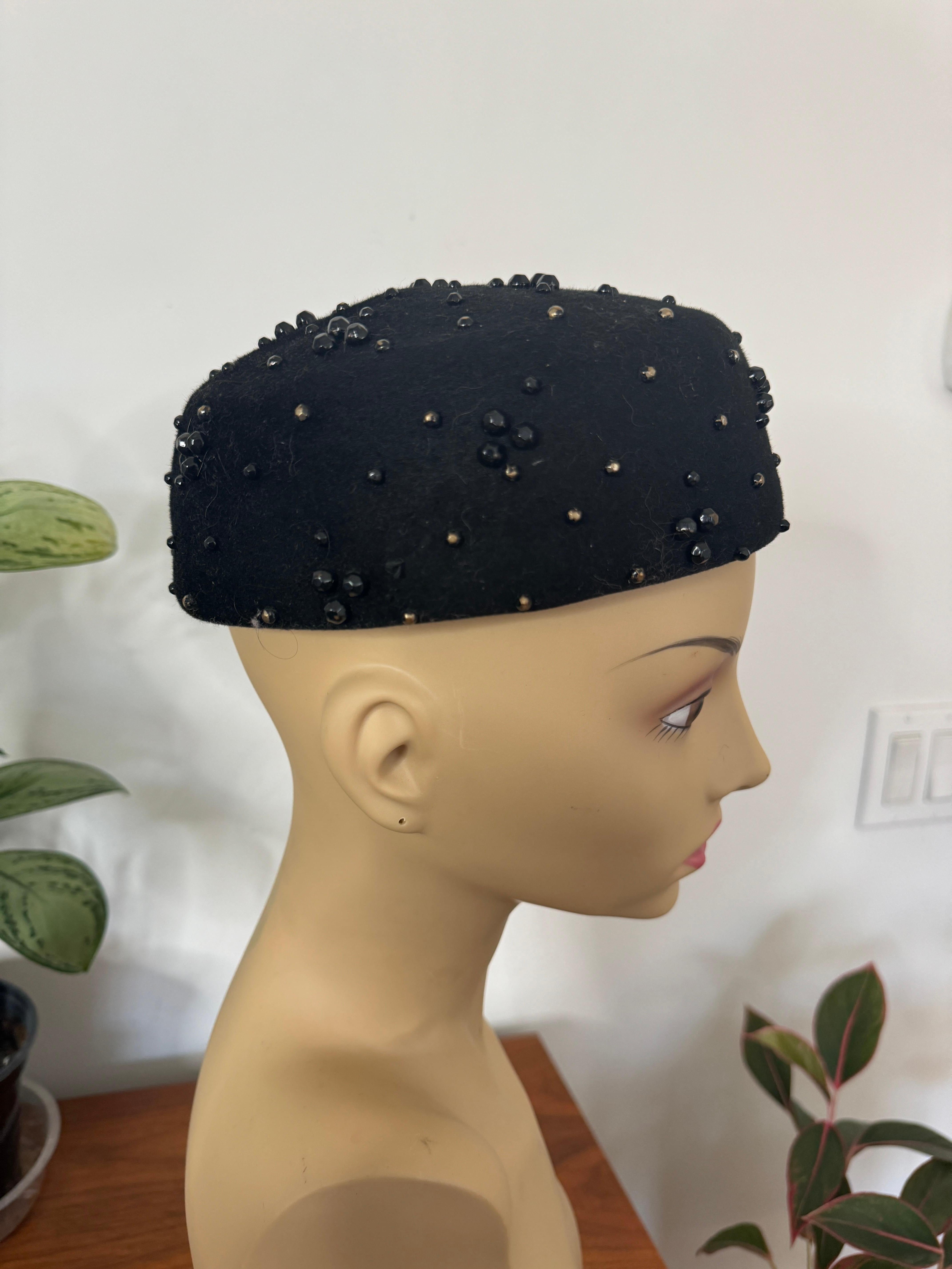 Adolfo Pillbox - Chapeau en laine noir perlé, vintage, années 1960 en vente 4