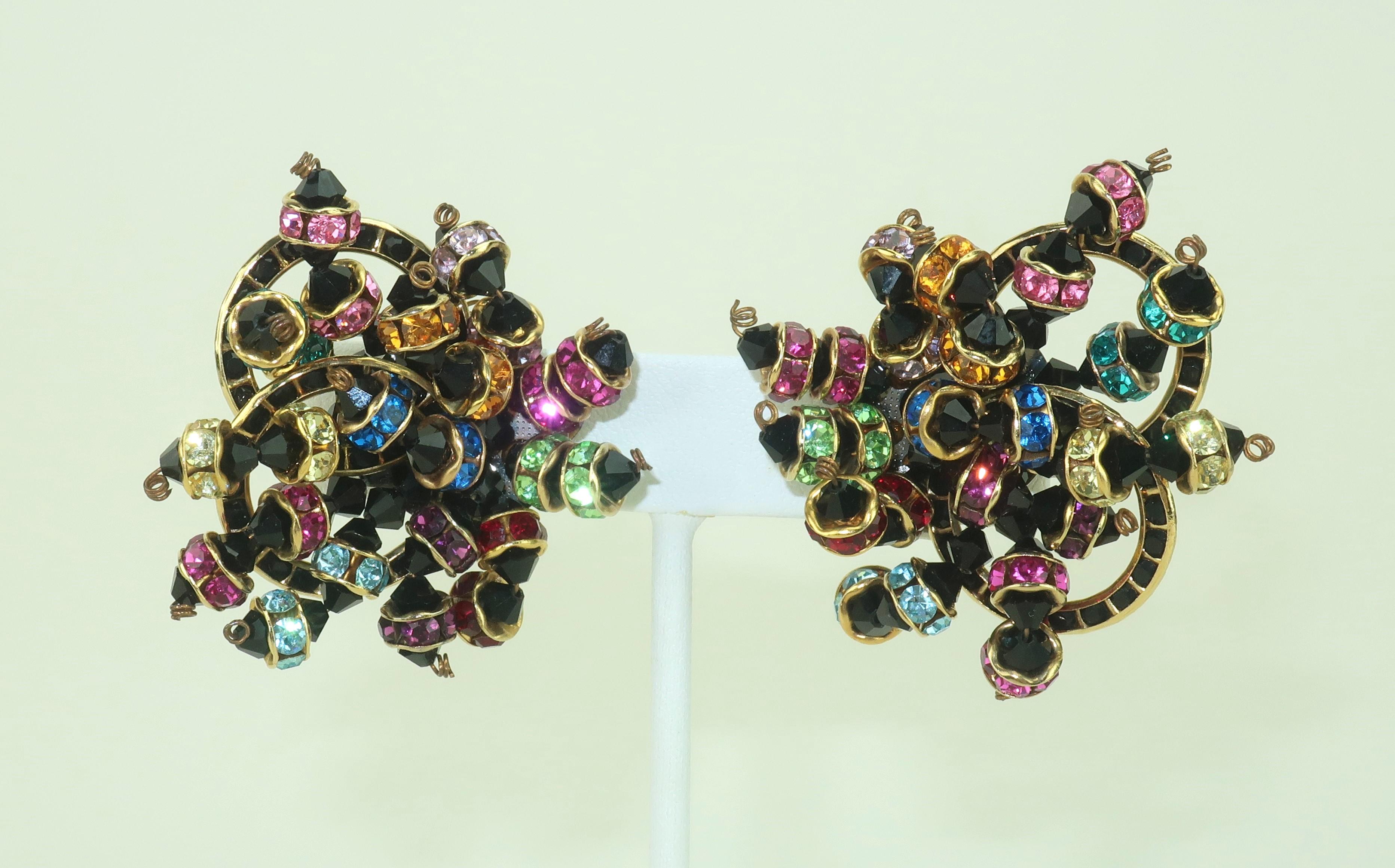 Divertentissimi orecchini a clip con perline degli anni '80 creati con una base di anelli d'oro impreziositi da pietre nere che sorreggono fili impreziositi da strass e perline colorate. Gli strass danno un tocco di colore festoso in tonalità che