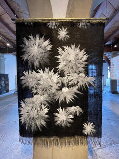 „Black Beauty“ – Graphic Floral Textile Wall Hanging in Black Jute and Gold Leaf