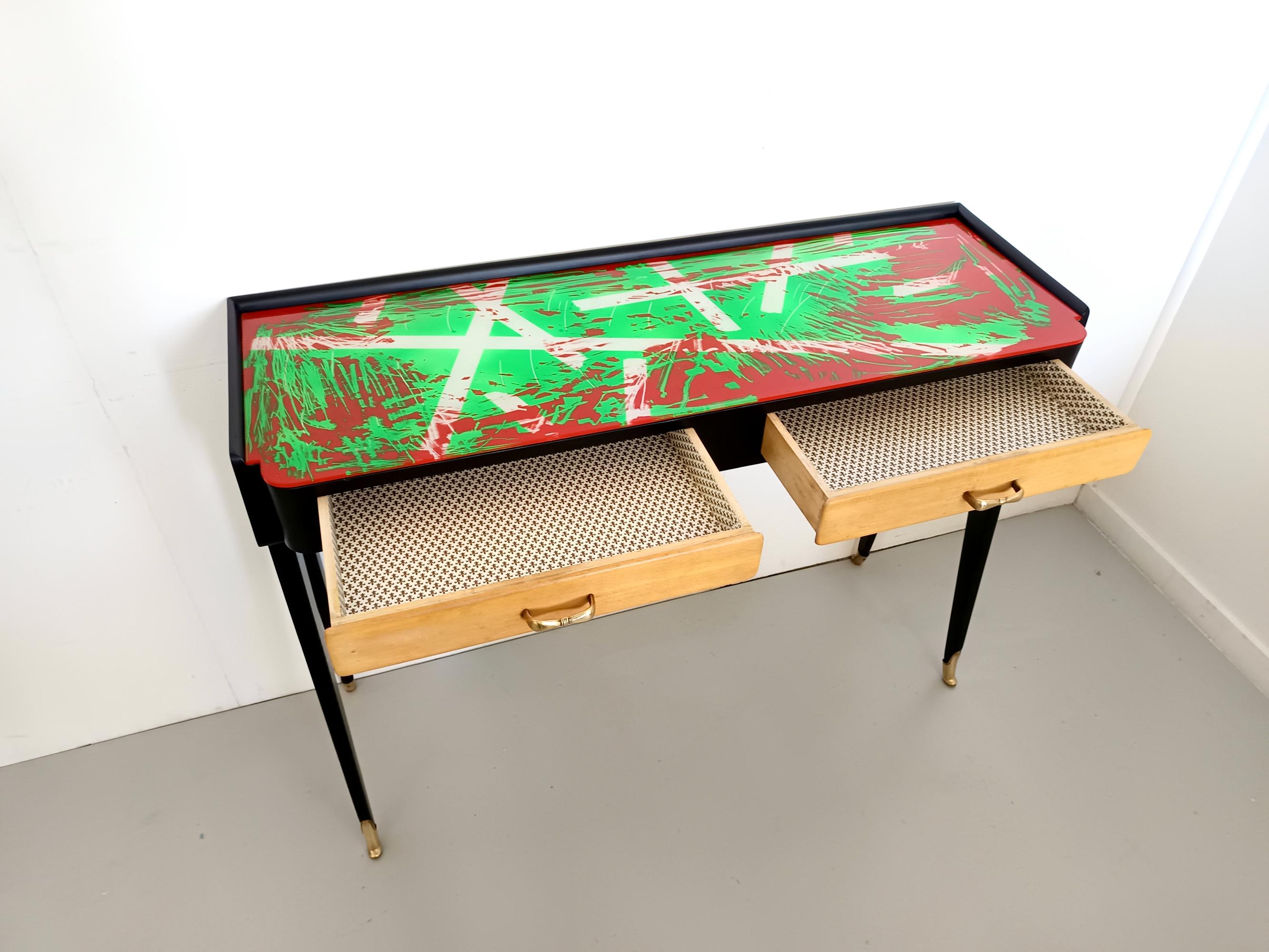 Konsolentisch aus schwarzer Buche mit roter und grüner Rückseite bemalter Glasplatte, Italien im Angebot 2