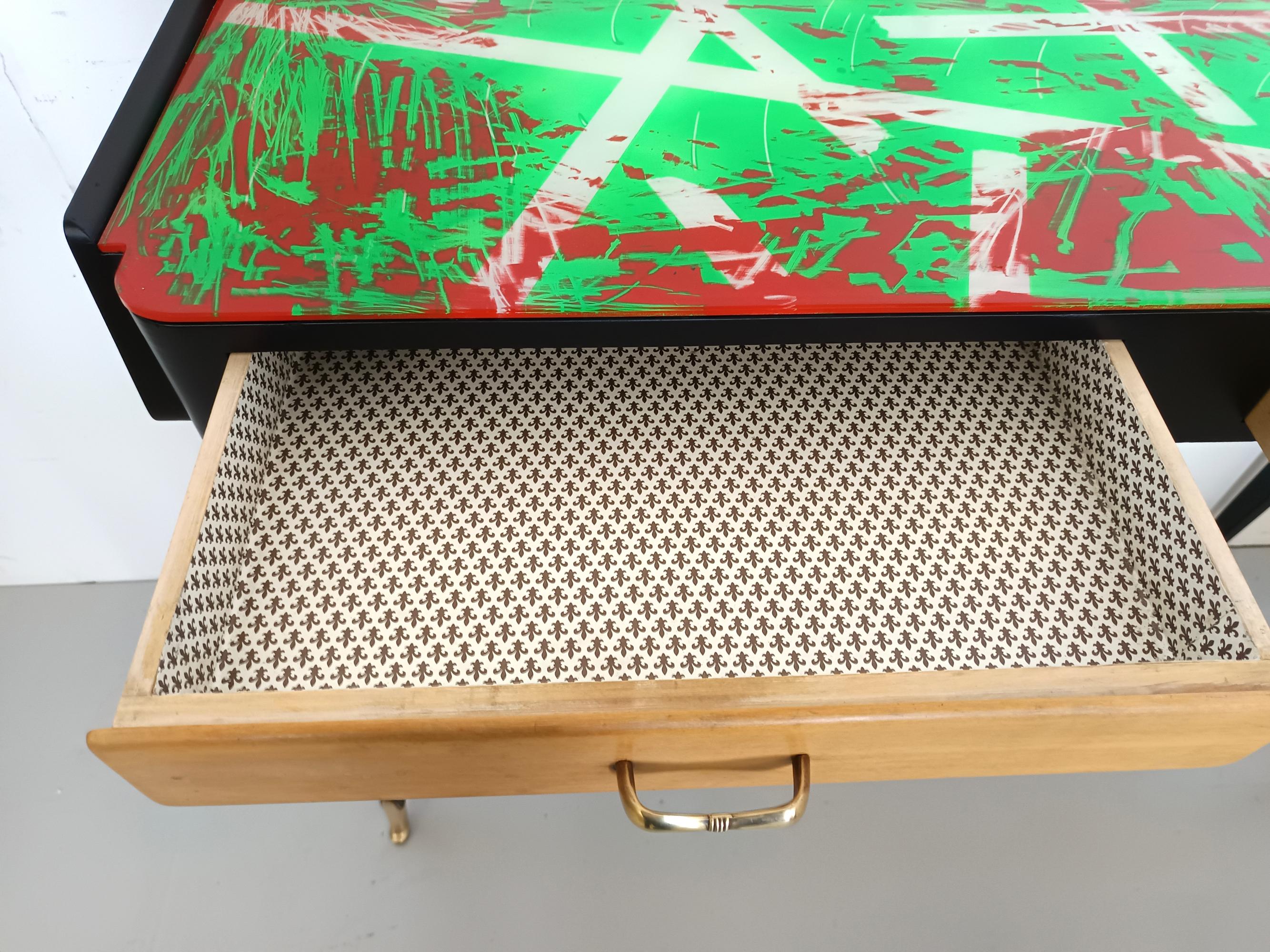 Konsolentisch aus schwarzer Buche mit roter und grüner Rückseite bemalter Glasplatte, Italien im Angebot 3