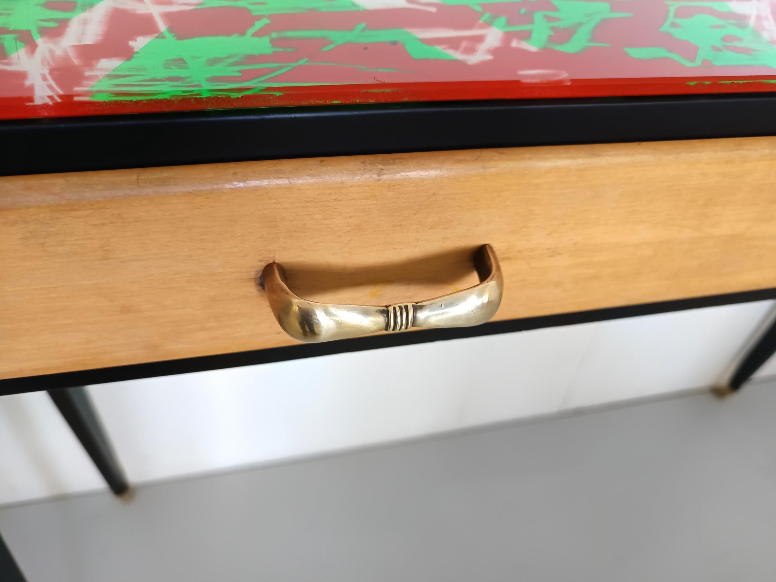 Konsolentisch aus schwarzer Buche mit roter und grüner Rückseite bemalter Glasplatte, Italien im Angebot 4