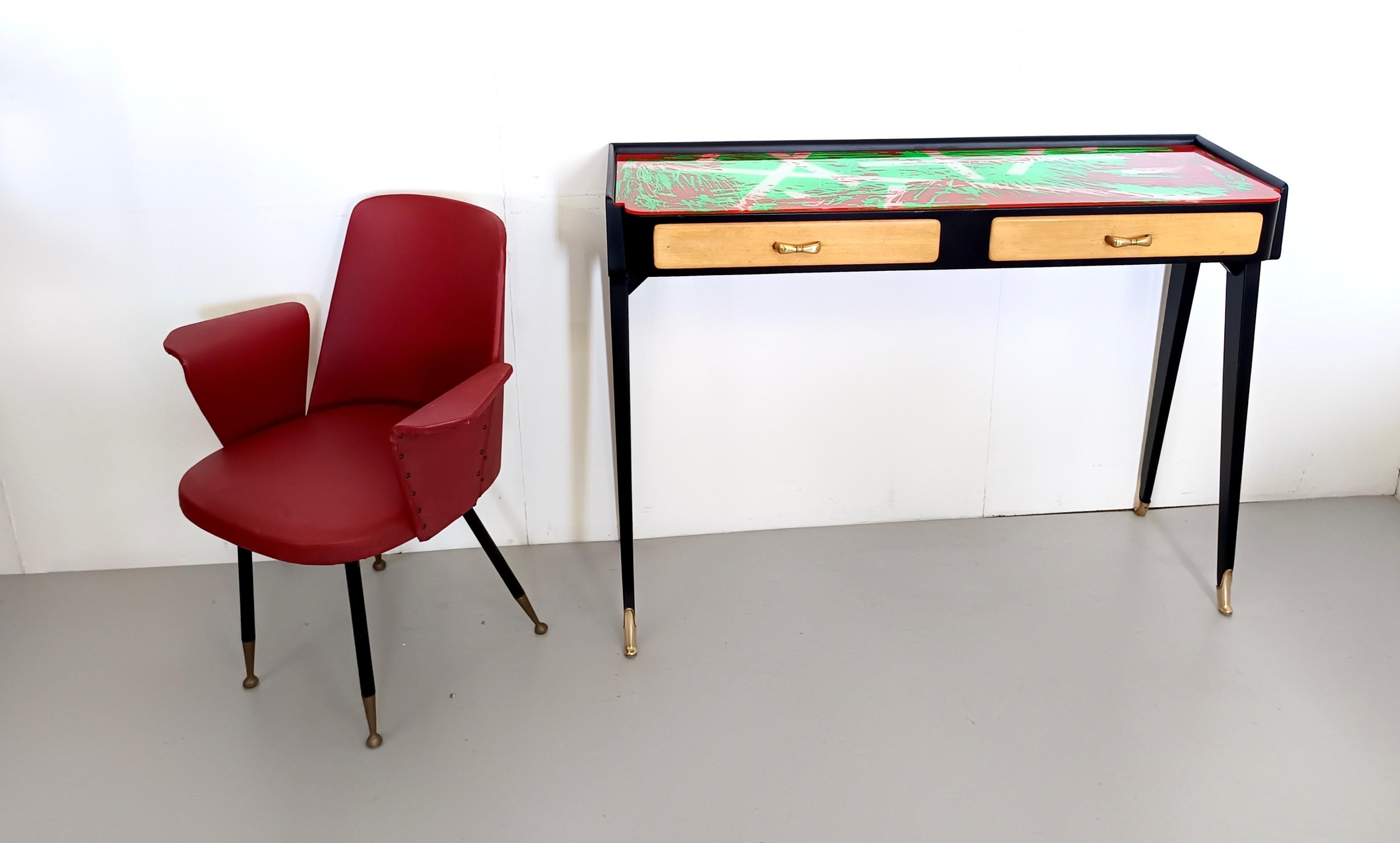 Konsolentisch aus schwarzer Buche mit roter und grüner Rückseite bemalter Glasplatte, Italien (Moderne der Mitte des Jahrhunderts) im Angebot