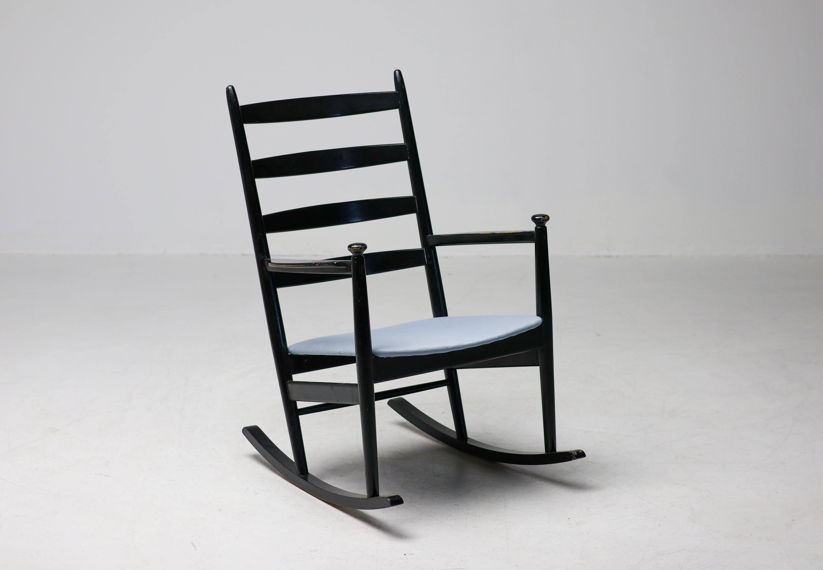 Grazioso esempio di design moderno danese, questa sedia a dondolo di Niels Eilersen unisce l'eleganza scultorea al comfort quotidiano. Realizzata in Danimarca negli anni '60, la sedia mette in mostra l'esperienza di Eilersen nella lavorazione del