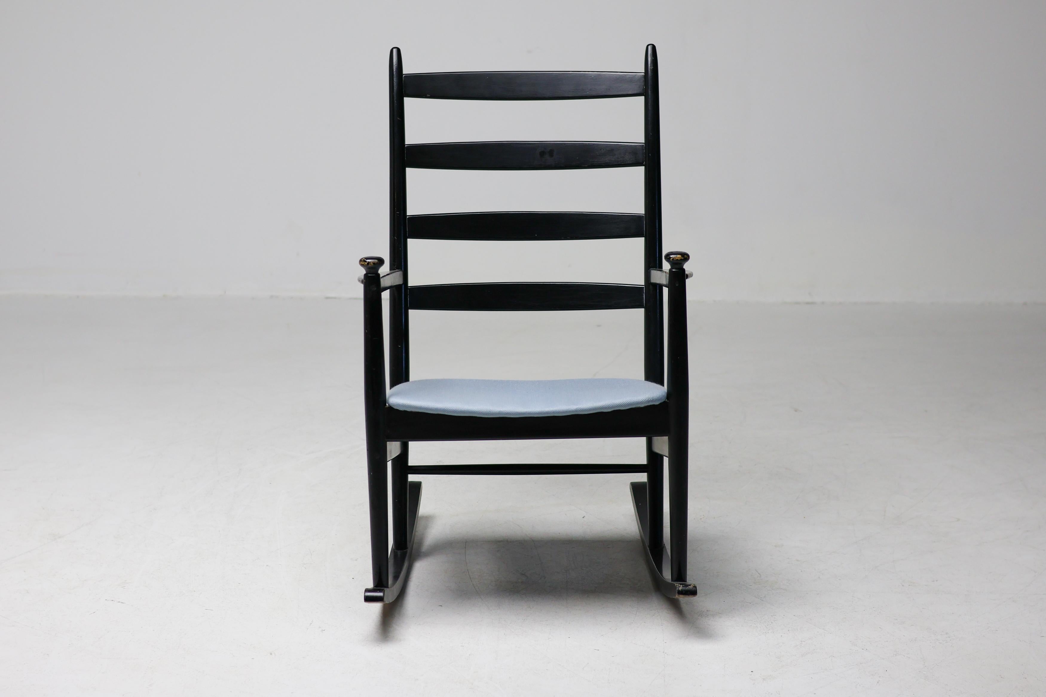 Scandinavo moderno Sedia a dondolo in beeche nero di Niels Eilersen, Danimarca, anni '60 in vendita