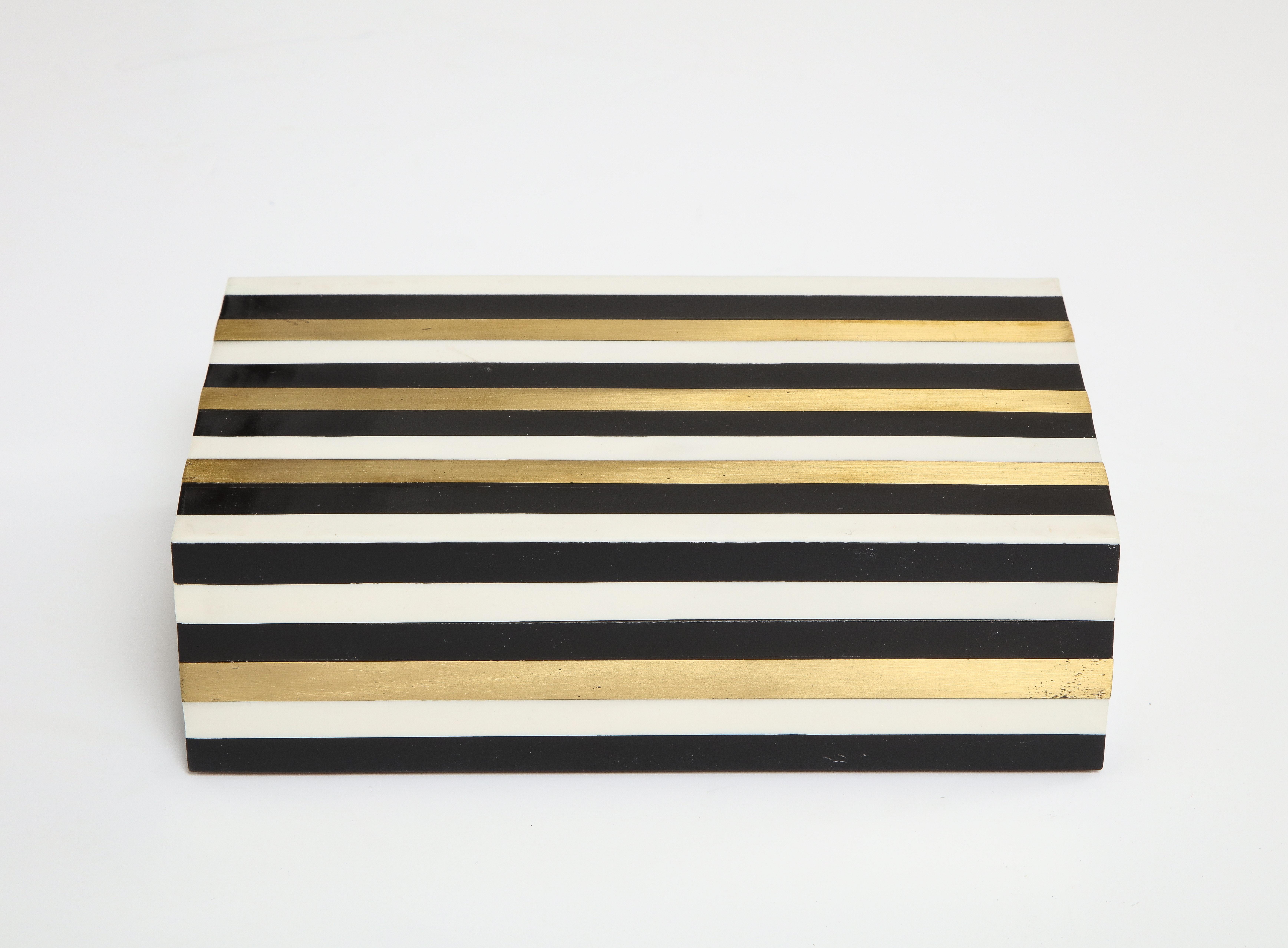 Scatola portadocumenti modernista rivestita in resina nera e bianca con strisce in ottone.