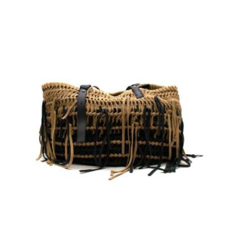 Bolso tote Anagrama de ante con flecos negro y beige de Loewe
 

 - Bolso abierto de gran capacidad confeccionado en ante anudado con flecos en beige y negro
 - Gran parche delantero negro en relieve Anagrama 
 - 2 asas planas
 - Base plana de