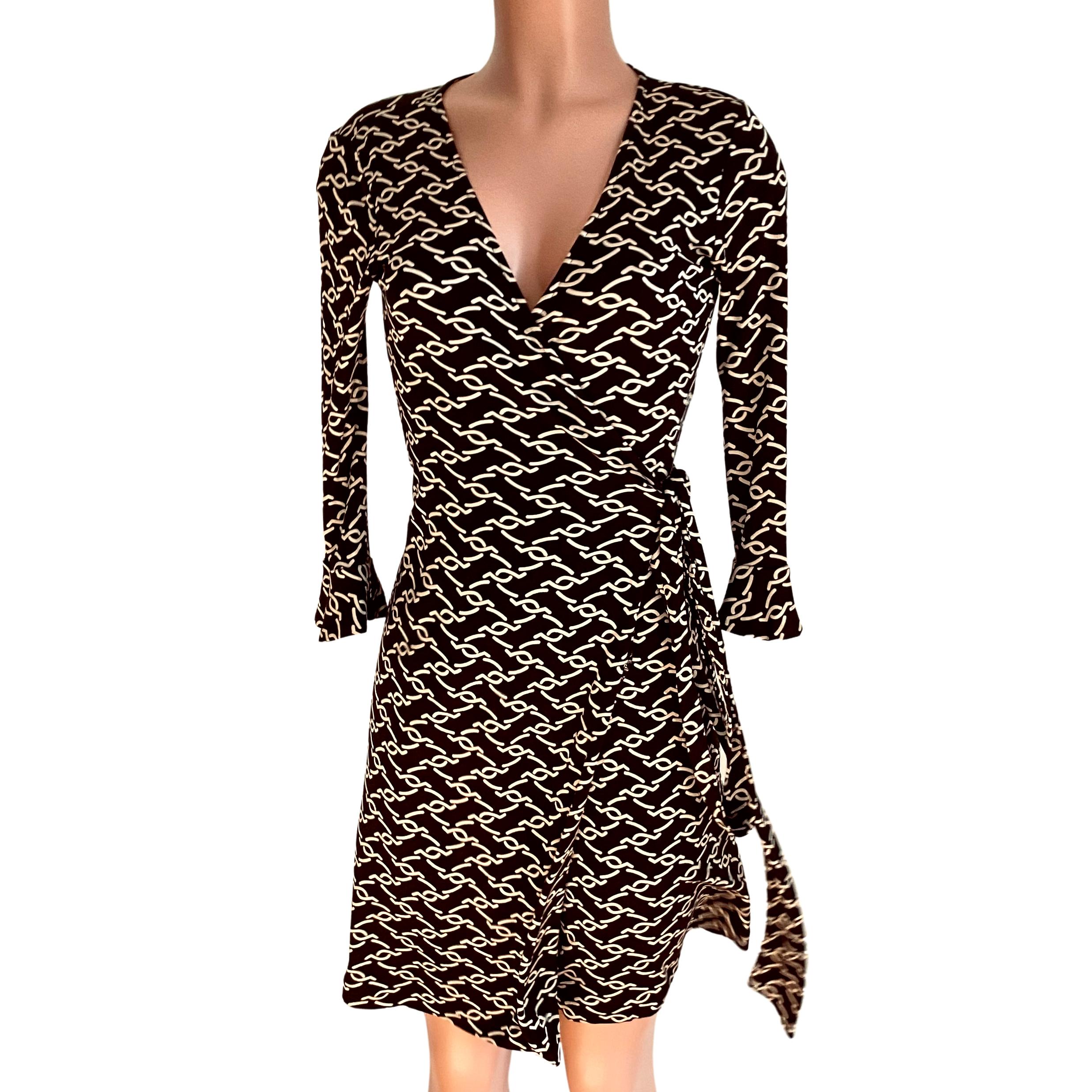 Black beige link print silk jersey wrap dress FLORA KUNG In New Condition For Sale In Boston, MA