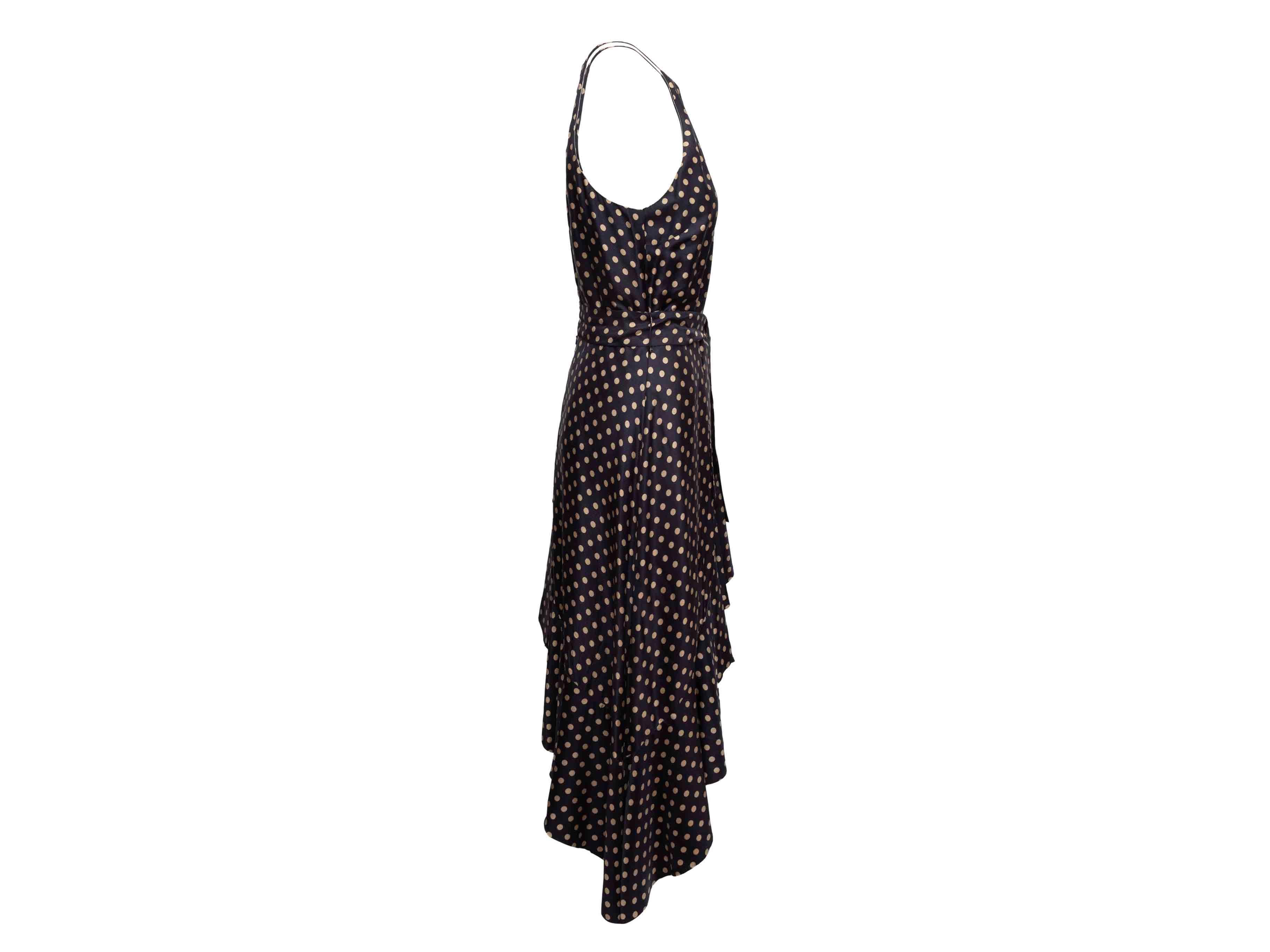 Robe dos nu imprimée à pois noirs et beiges par Zimmermann. Col ras du cou. Lien à la taille. Ourlet asymétrique. Fermeture à glissière au dos. Poitrine 30