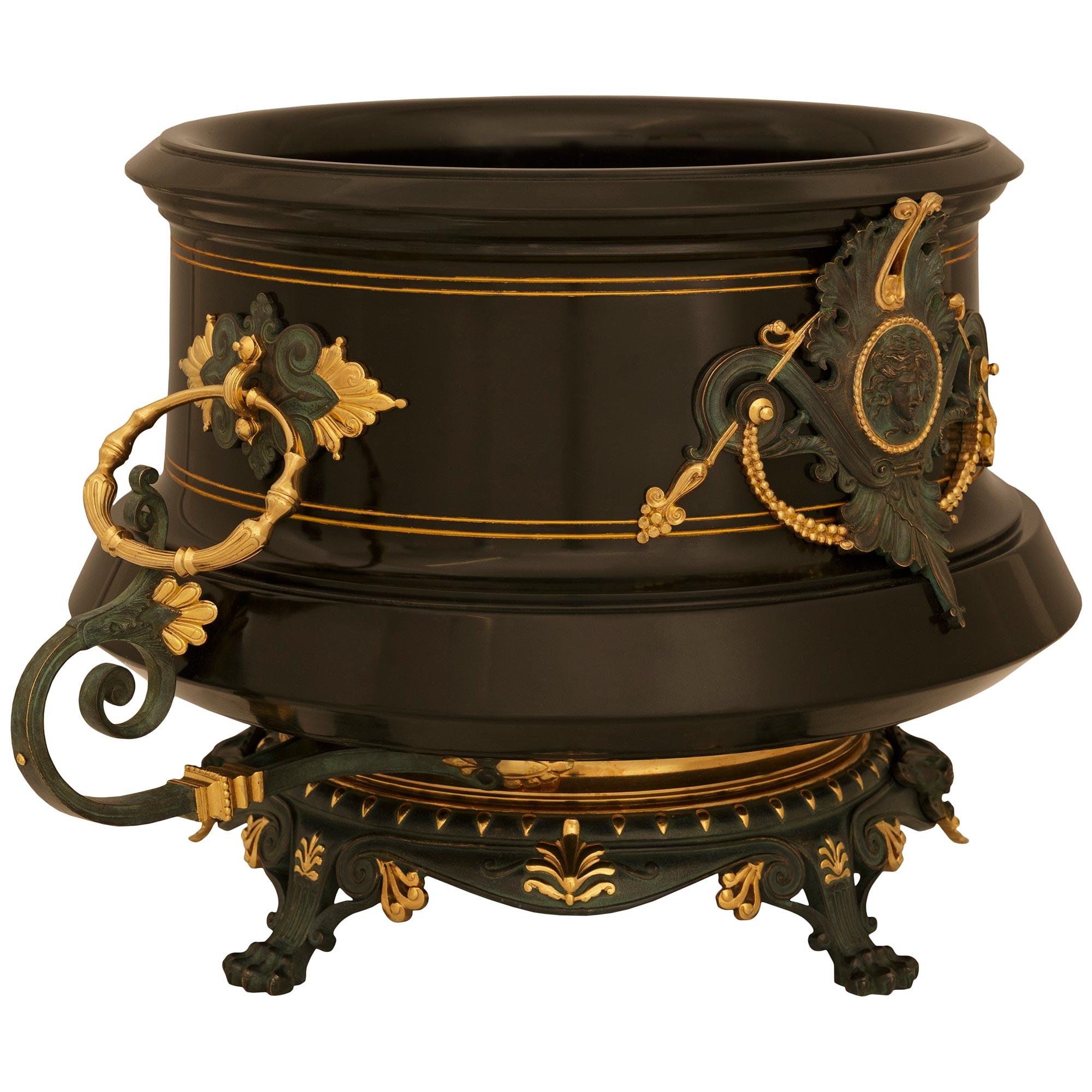 Tafelaufsatz/Pflanzgefäß aus schwarzem belgischem Marmor (Renaissance) im Angebot