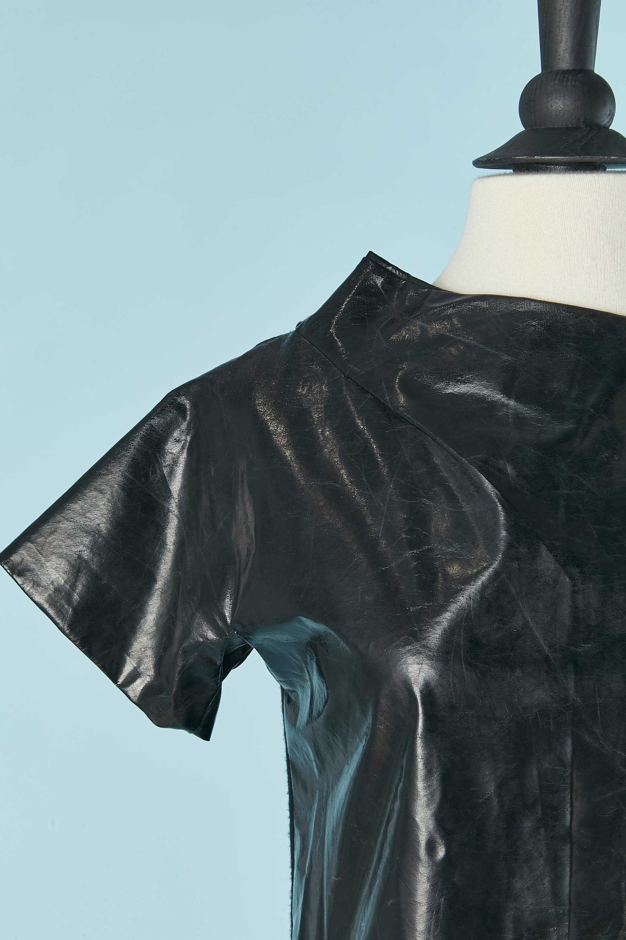 Black bi-material dress. Front fabric composition: 58% polyester, 42% polyurethane.
Back fabric composition: wool jersey. Lining composition: silk
Zip closure on the middle back. Pocket on both side.
SIZE 36 (Fr) M 