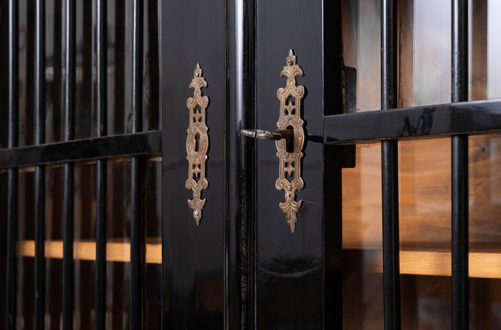Vetrina Biedermeier nera, Austria, metà del XIX secolo in vendita 3