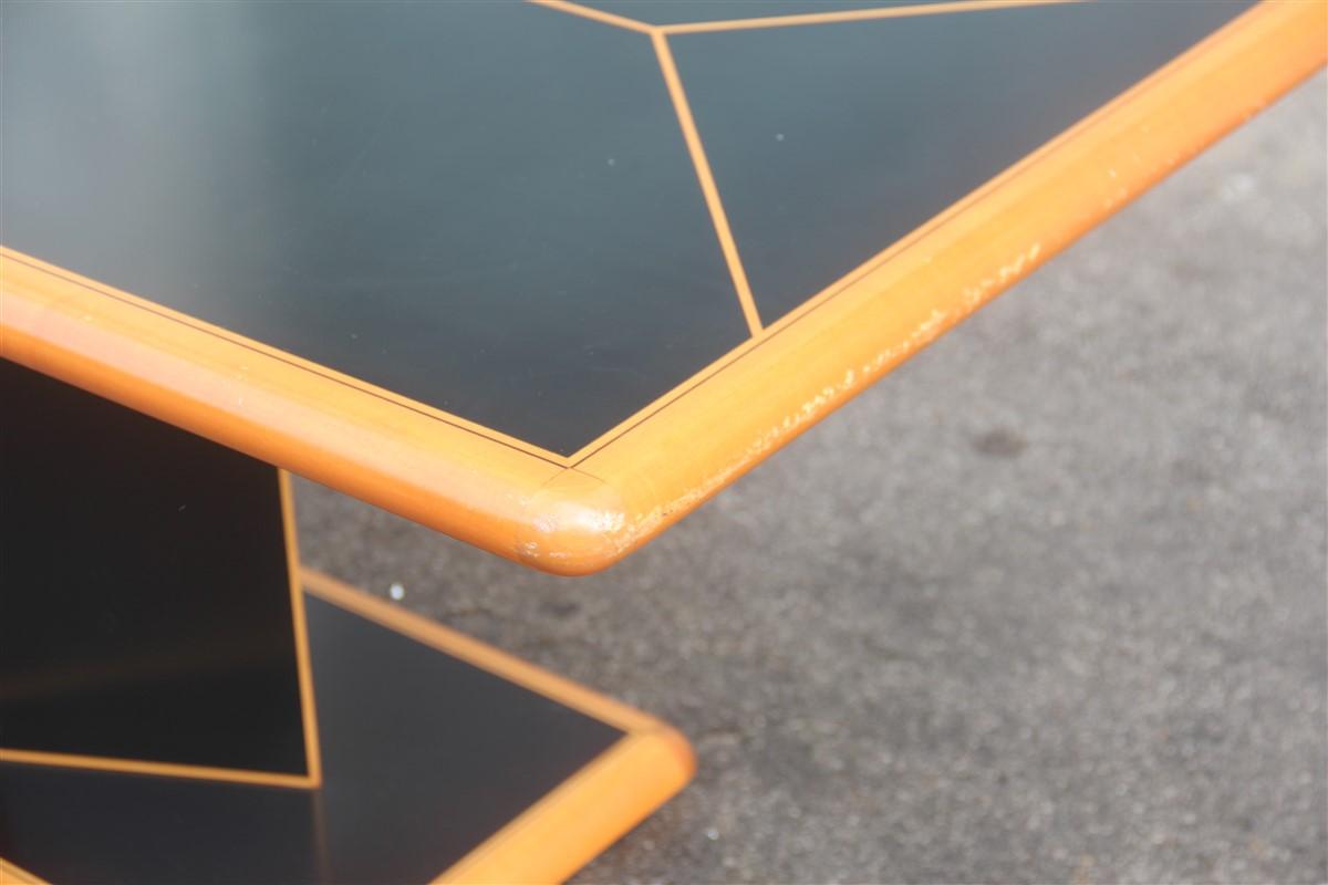 Table rectangulaire noire et base en bois naturel losange stratifié 1970 maple.
Très proche du style de Afra et Tobia Scarpa pour Maxalto Series Artona.