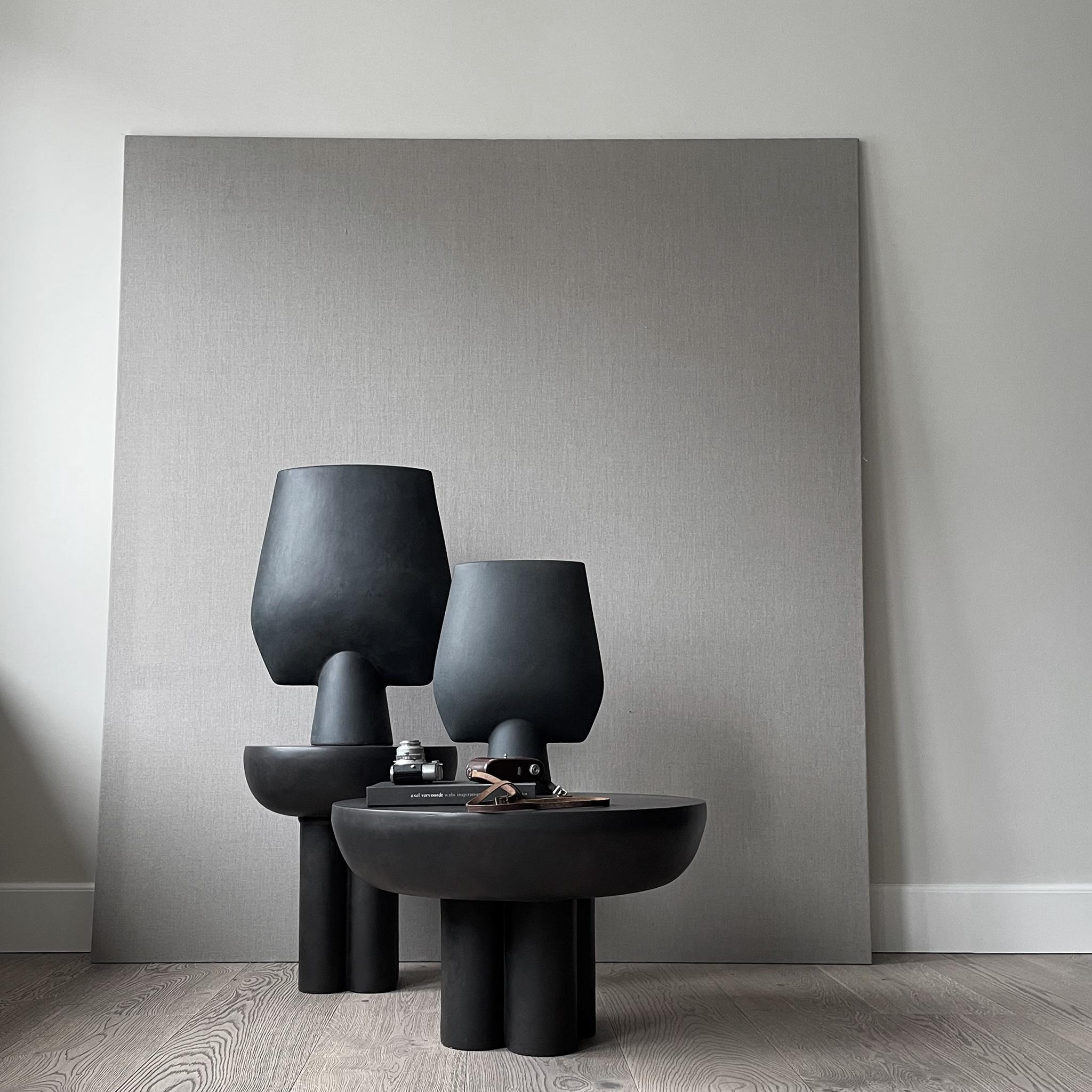 Vaso quadrato Big Sphere nero di 101 Copenhagen
Creato da Kristian Sofus Hansen & Tommy Hyldahl
Dimensioni: L33 / L16 / H43 CM
Materiali: Ceramica

La collezione Sphere celebra silhouette e texture uniche che hanno l'impatto del fascino
