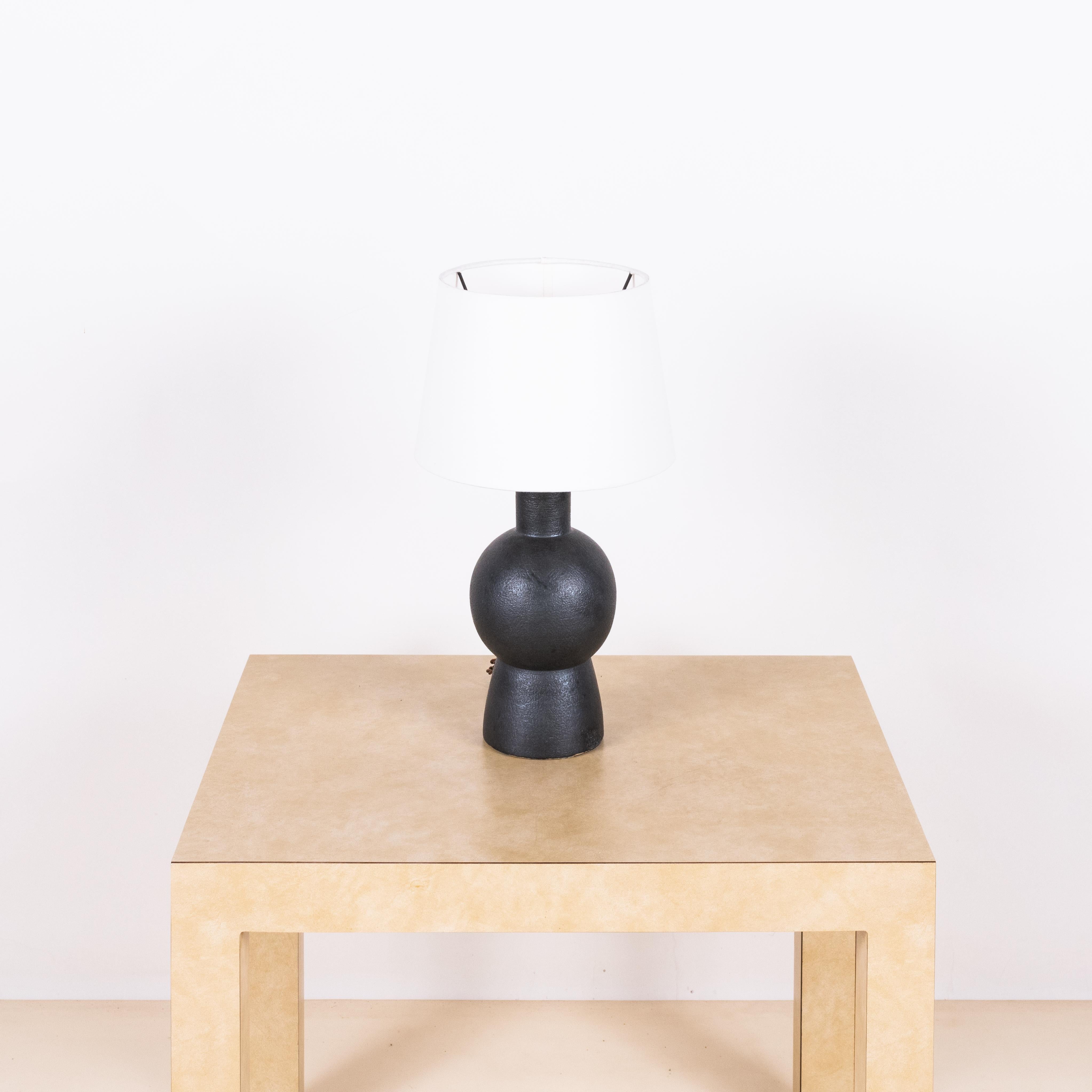 Schwarze 'Bilboquet' Steingutlampe von Design Frères (Organische Moderne) im Angebot