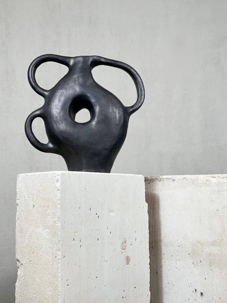 Vaso a 3 maniglie in ceramica biomorfa nera di Hanna Englund Ceramics in vendita 3