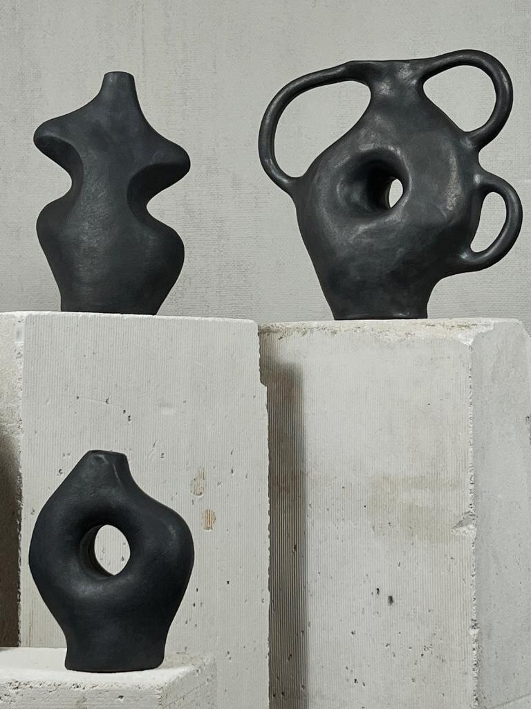 Brasiliano Vaso a 3 maniglie in ceramica biomorfa nera di Hanna Englund Ceramics in vendita