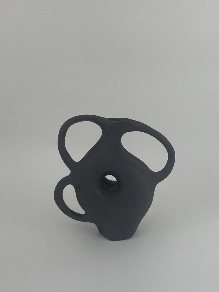 Vaso a 3 maniglie in ceramica biomorfa nera di Hanna Englund Ceramics In condizioni Nuovo in vendita a Rio de Janeiro, RJ