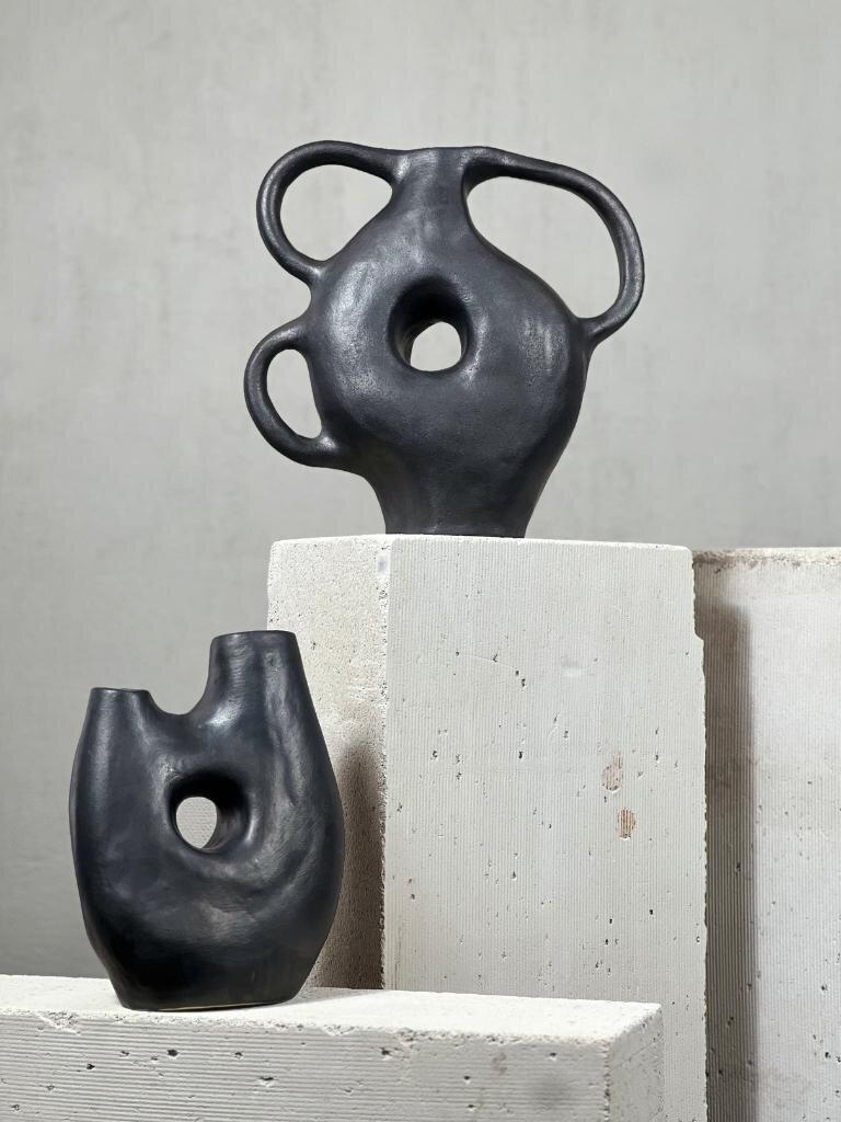Ceramica Vaso a 3 maniglie in ceramica biomorfa nera di Hanna Englund Ceramics in vendita
