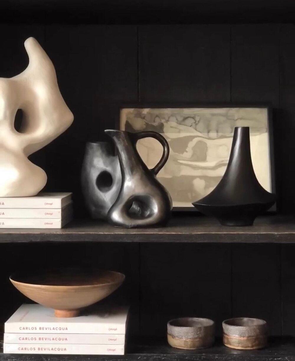 Fatto a mano Brocca Biomorfa in ceramica nera di Hanna Englund Ceramics in vendita