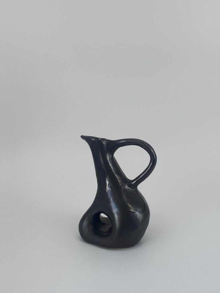 XXI secolo e contemporaneo Brocca Biomorfa in ceramica nera di Hanna Englund Ceramics in vendita