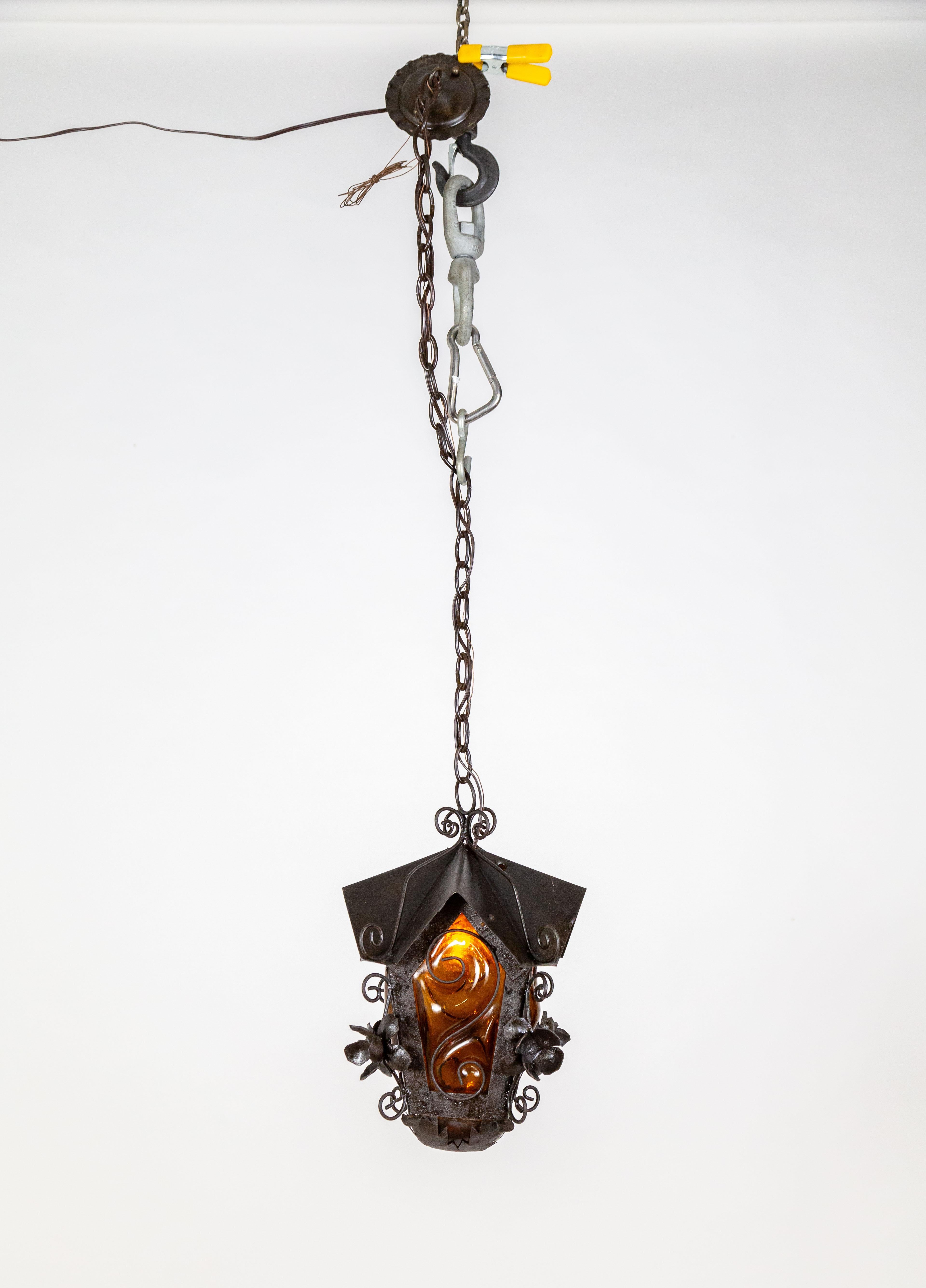 Lanterne de maison d'oiseau noire avec verre soufflé ambré en vente 6