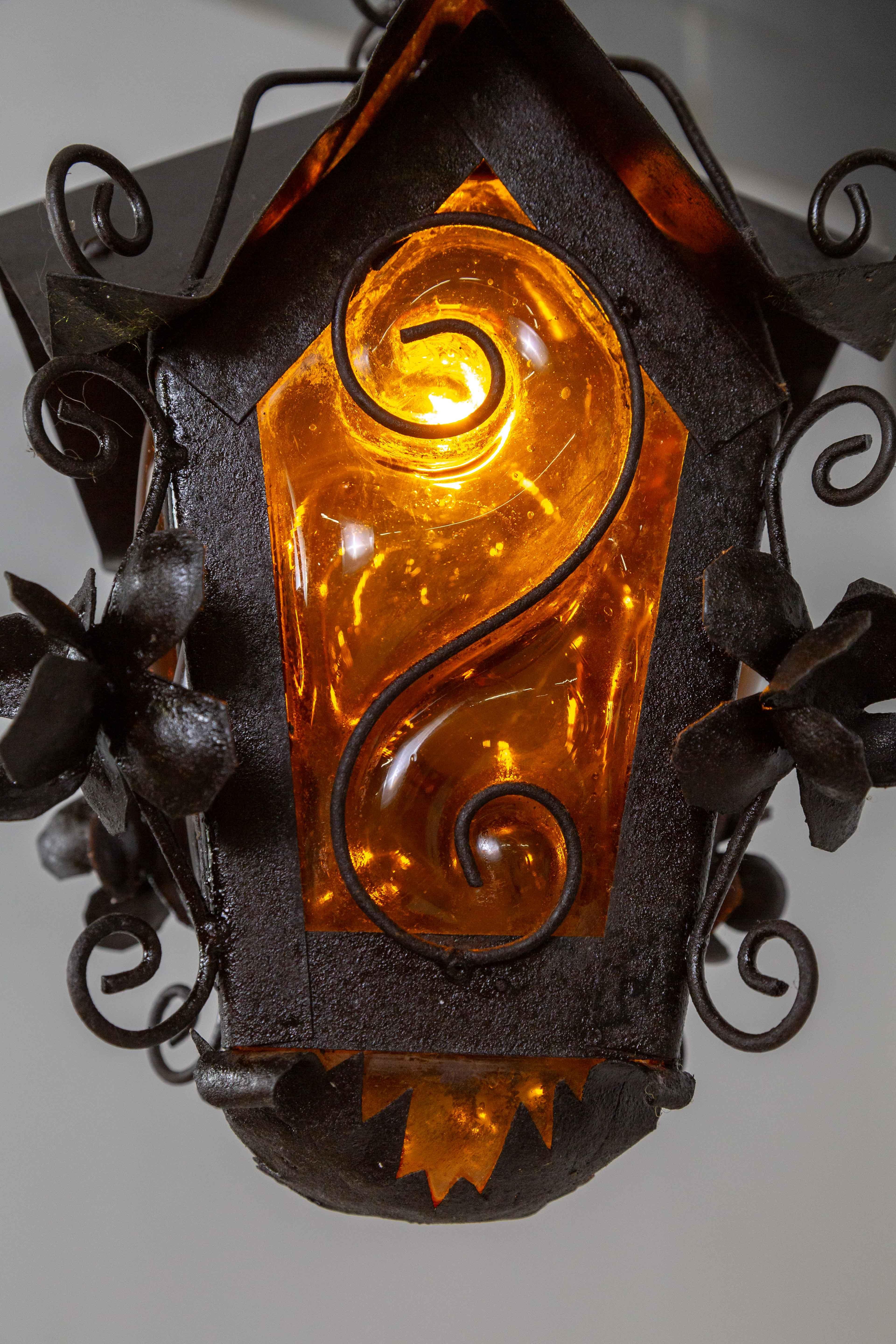 20ième siècle Lanterne de maison d'oiseau noire avec verre soufflé ambré en vente