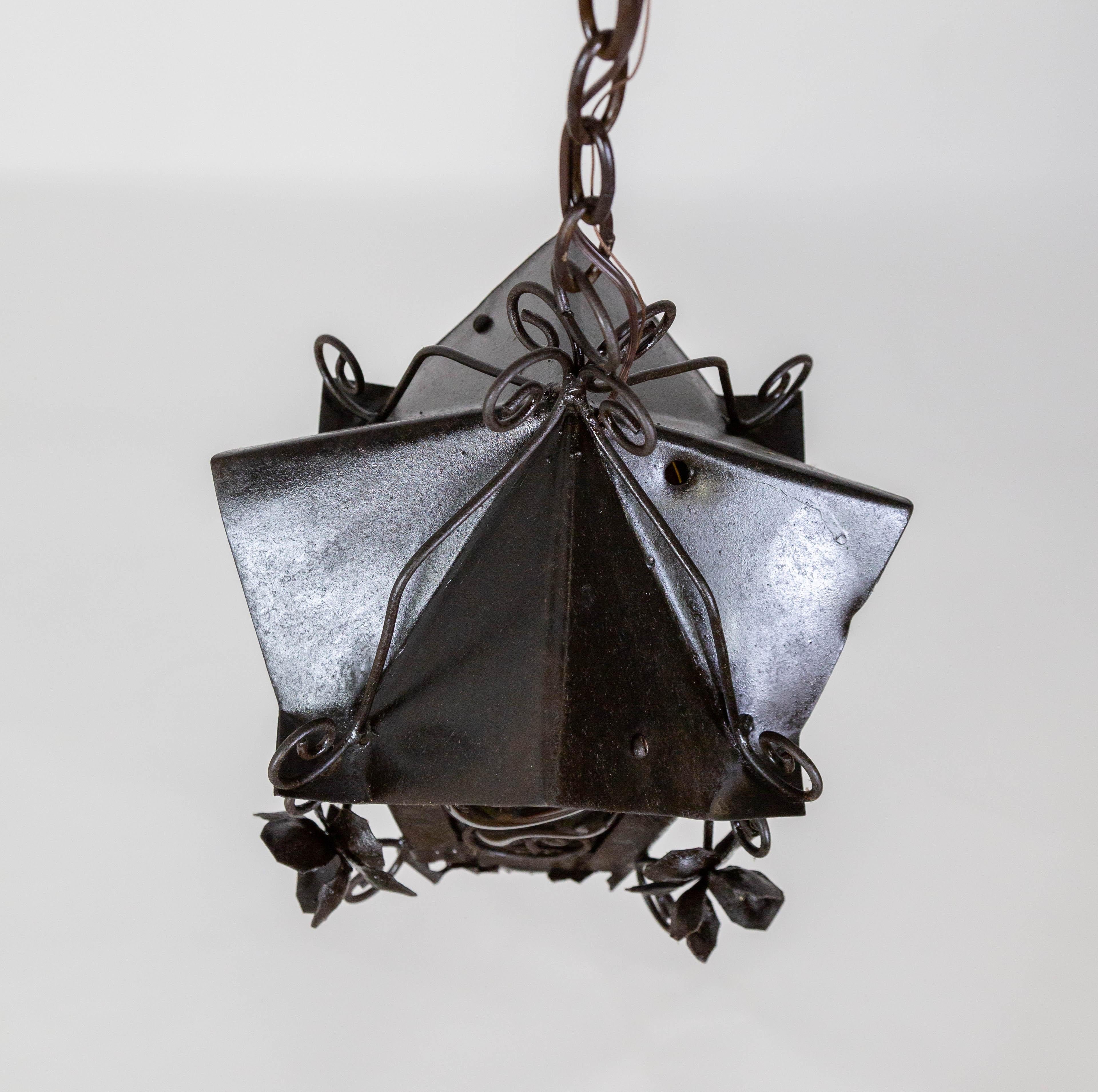 Lanterne de maison d'oiseau noire avec verre soufflé ambré en vente 1