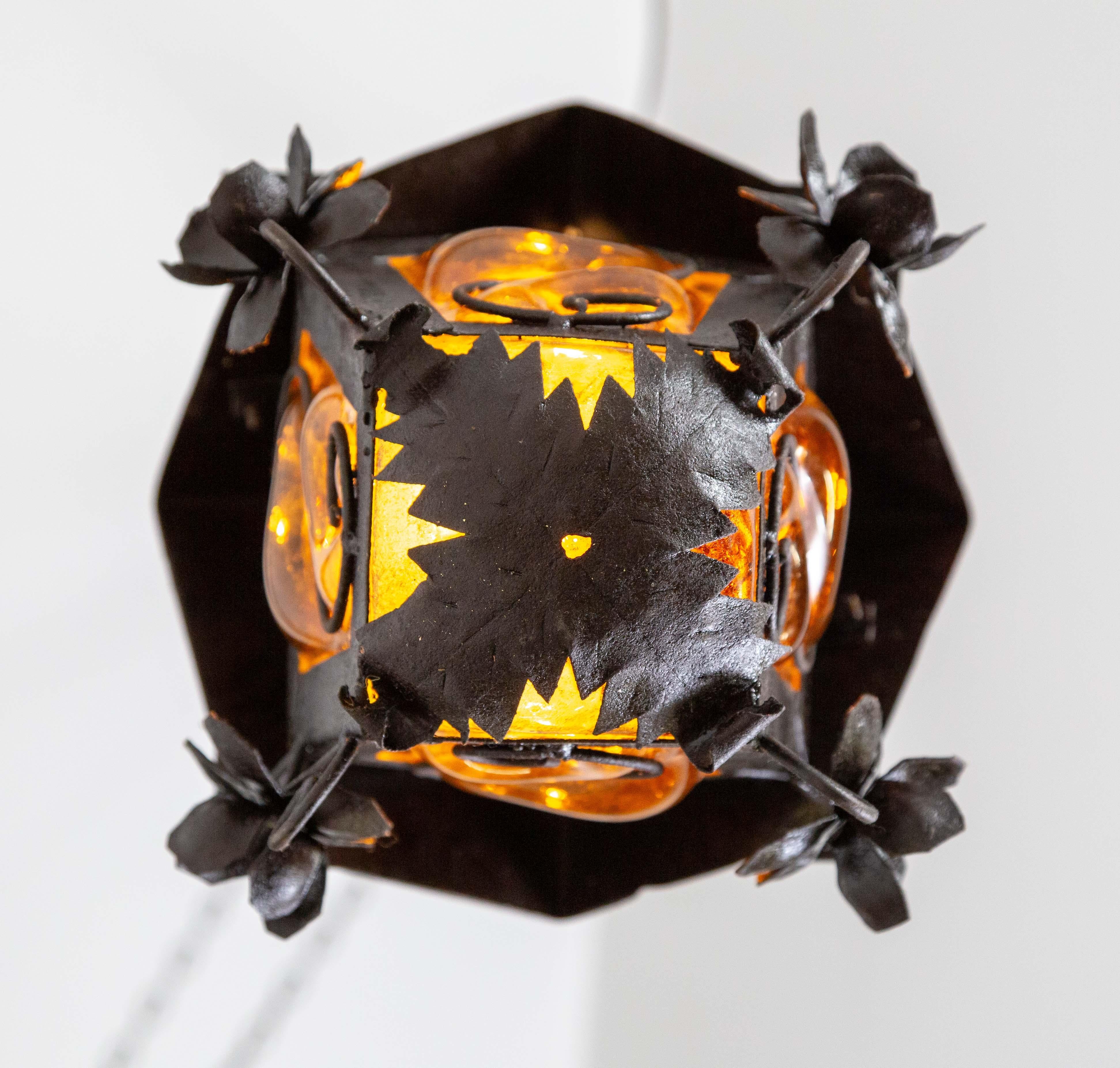 Lanterne de maison d'oiseau noire avec verre soufflé ambré en vente 3