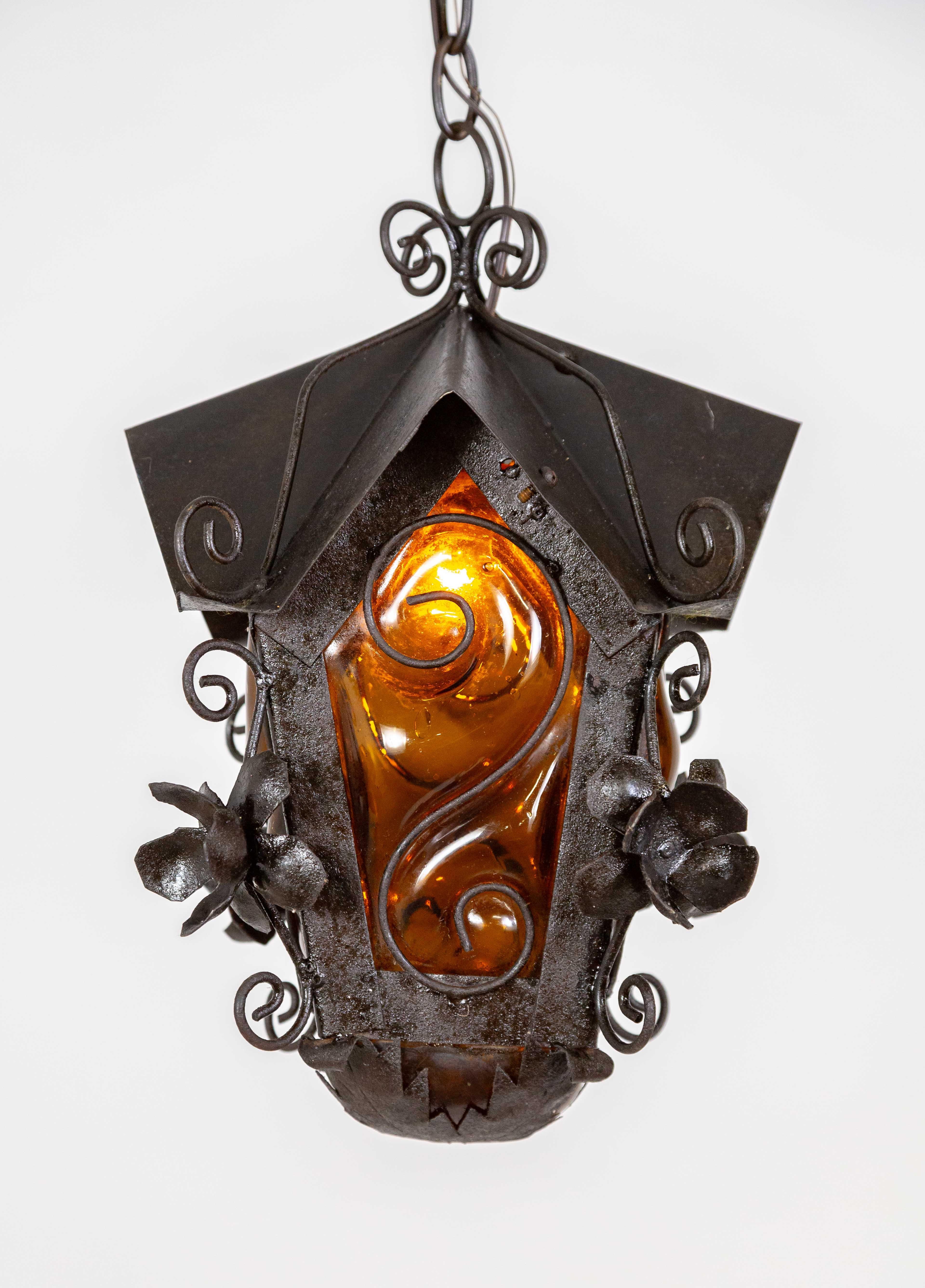 Lanterne de maison d'oiseau noire avec verre soufflé ambré en vente 4