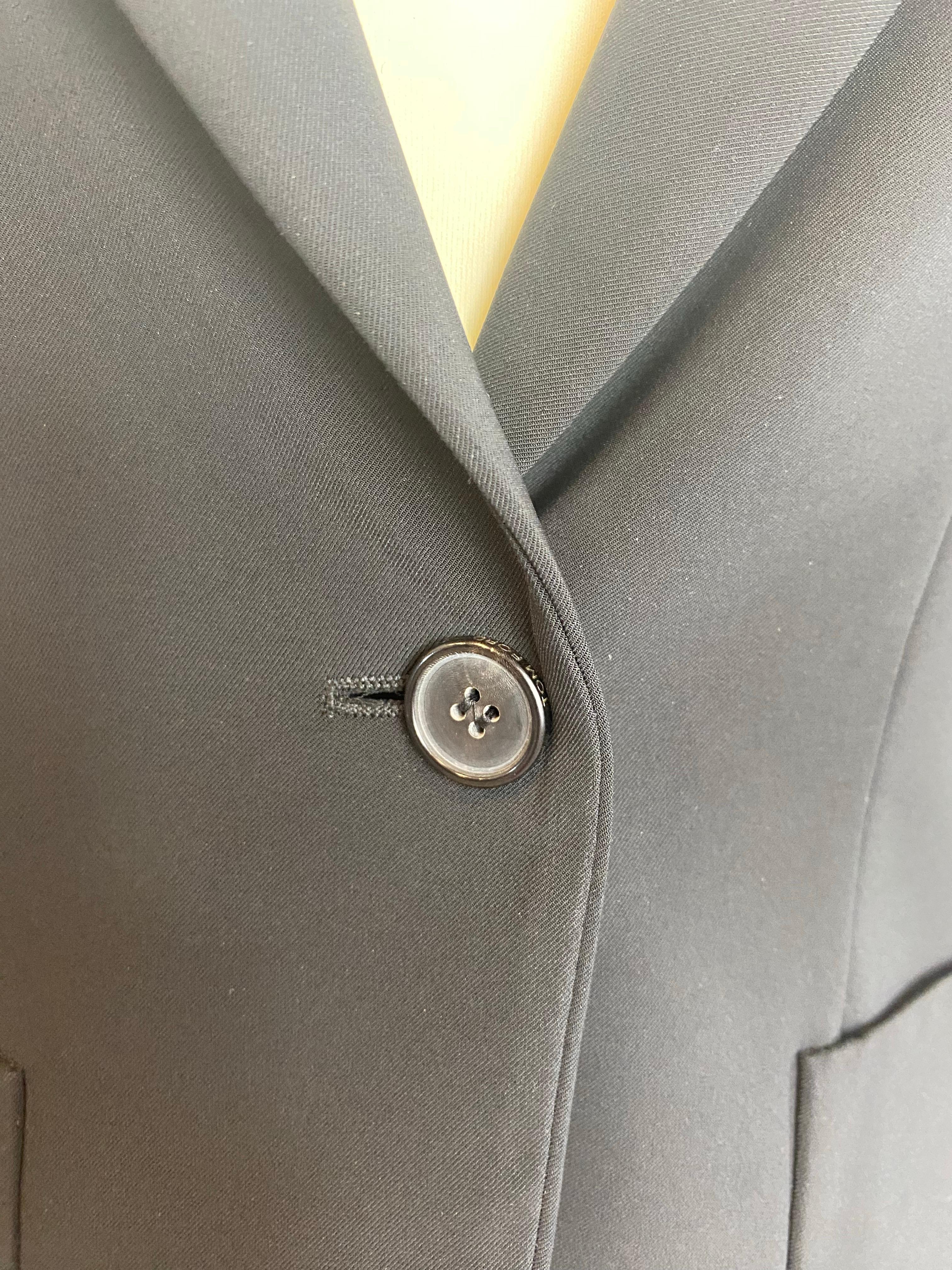 Schwarzer Blazer von Tom Ford.
Größe 38 IT.
Hauptmaterial 80% Acetat, 17% Viskose, 3% Elastan.
Sekundärstoff 80% Seide, 20% Polyester.
Innenfutter 100% Cupro.
Schultern 40 cm.
Länge 62 cm.
Erstklassiger Zustand.