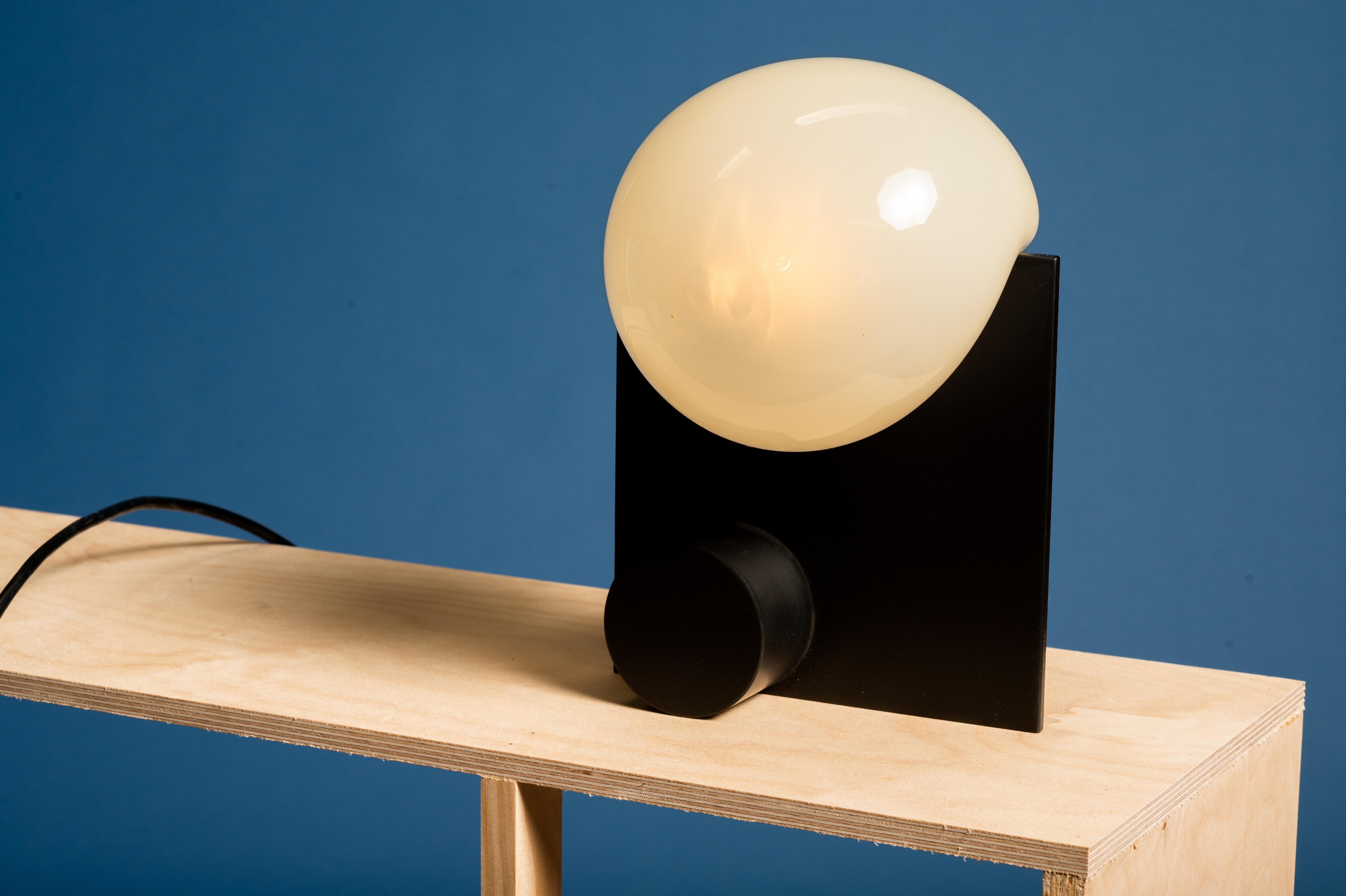 Lampe de table Black Bloop de Nick Pourfard
Dimensions : D 10 x L 20,5 x H 20,5 cm.
Matériaux : métal, verre.
Différentes finitions disponibles. 

Toutes nos lampes peuvent être câblées en fonction de chaque pays. Si elle est vendue aux