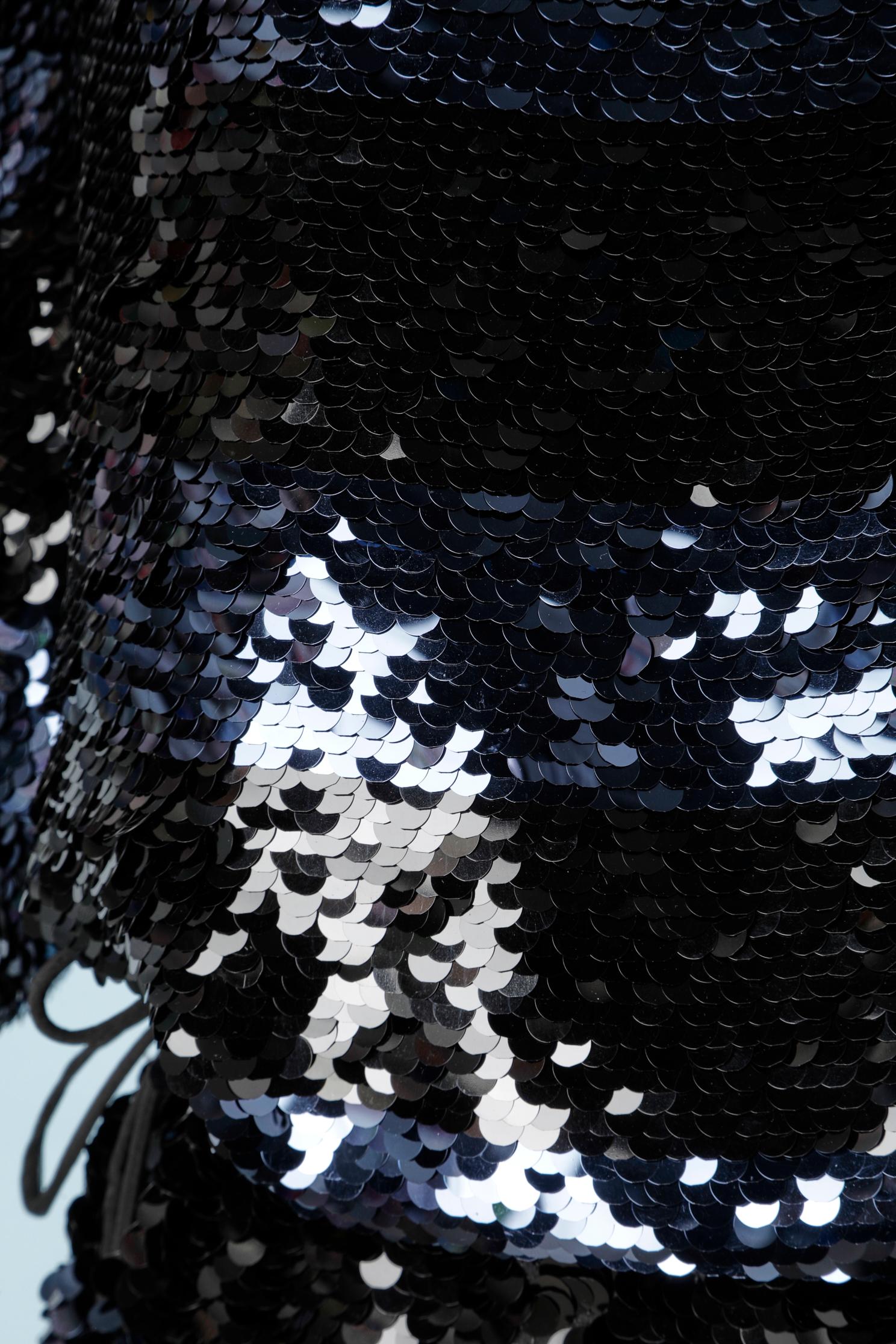Schwarzes, blaues und burgunderrotes Paillettenkleid von Louis Vuitton  im Zustand „Hervorragend“ im Angebot in Saint-Ouen-Sur-Seine, FR