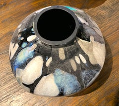 Schwarz, blau und cremefarben gemusterte Glasvase, China, Contemporary