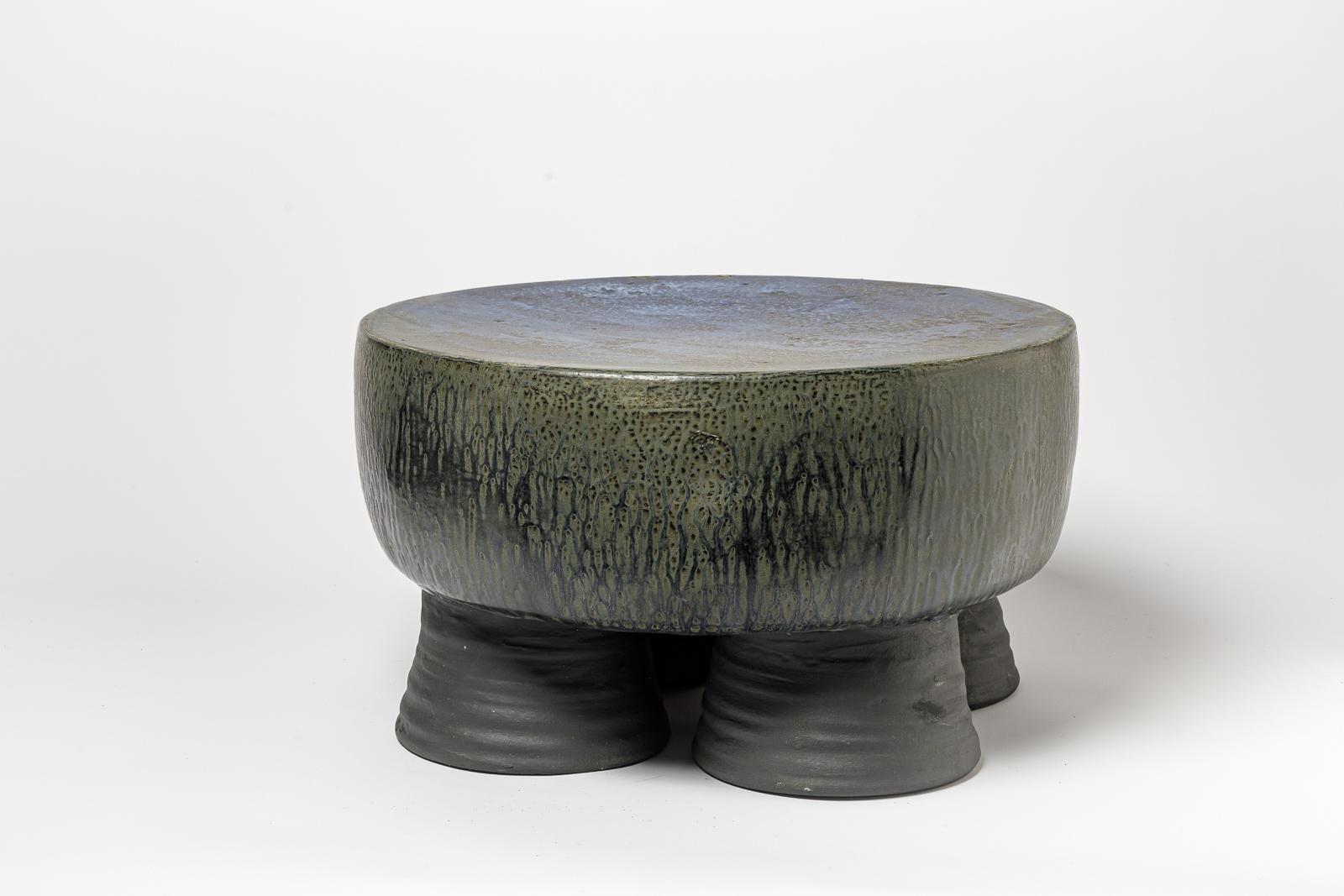 Français Tabouret ou table basse en céramique émaillée noir/bleu et gris/vert de Mia Jensen.